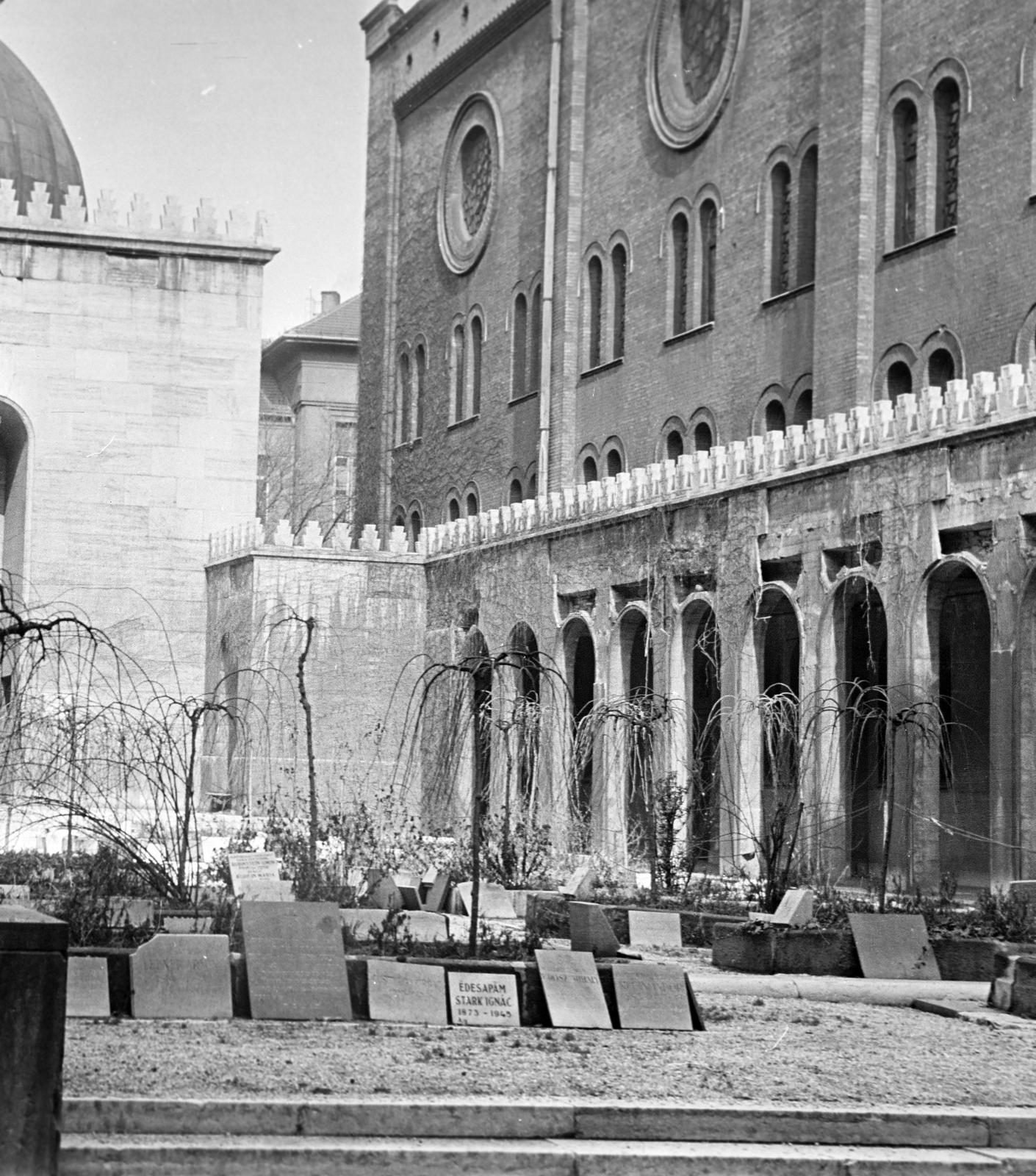 Hungary, Budapest VII., Dohány utcai zsinagóga, Hősök sírkertje, balra a Hősök Temploma., 1961, Gazda Anikó, Budapest, Fortepan #307083