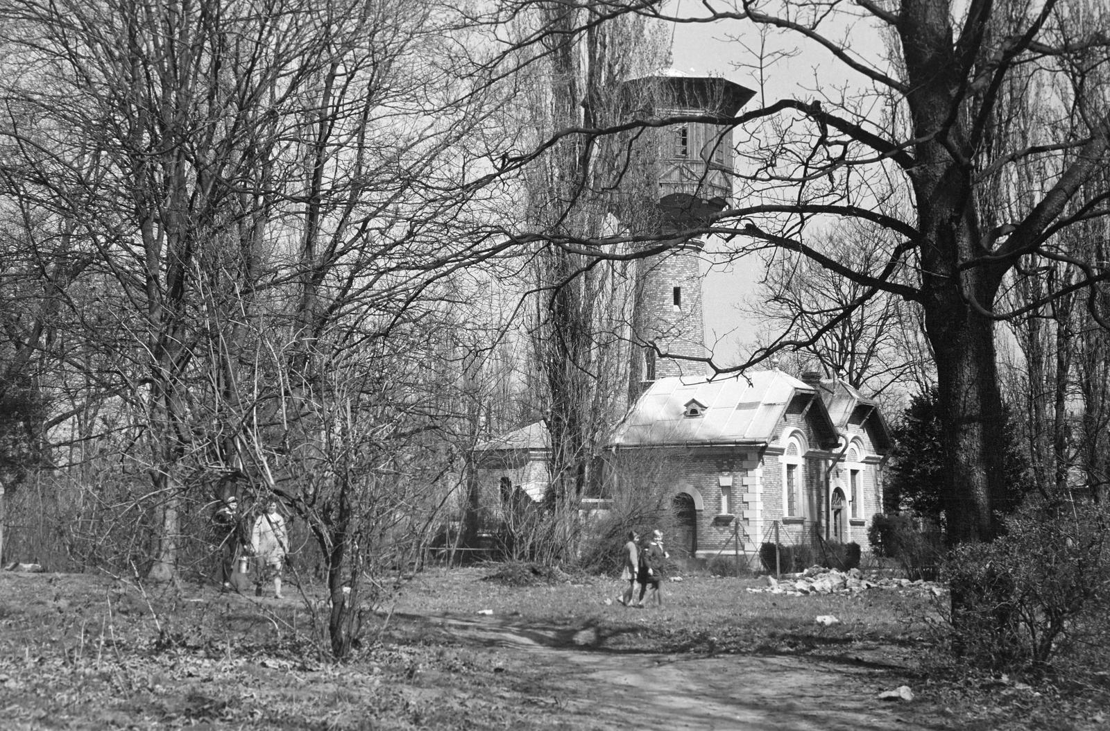 Hungary, Mezőhegyes, Mezőhegyesi Állami Gazdaság, Csekonits tér, víztorony és szivattyúház., 1960, Gazda Anikó, water tower, Fortepan #307102