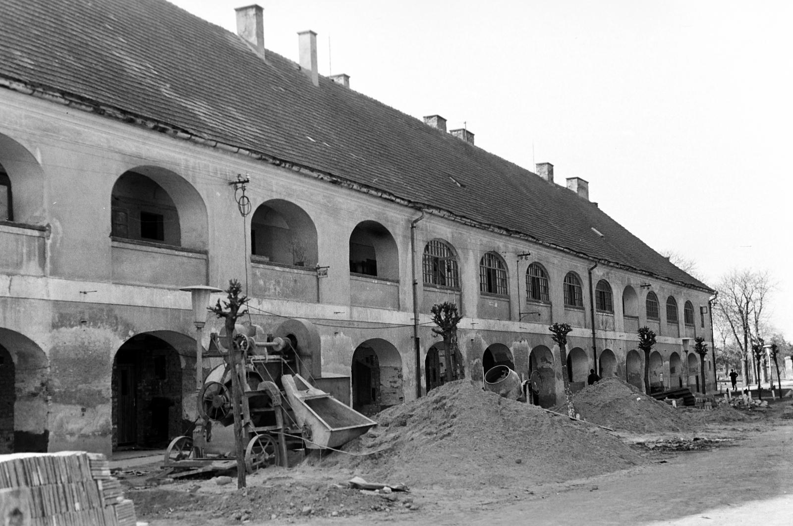 Hungary, Mezőhegyes, Kozma Ferenc utca 32., egykori kaszárnya., 1960, Gazda Anikó, building material, construction, mortar mixer, Fortepan #307105