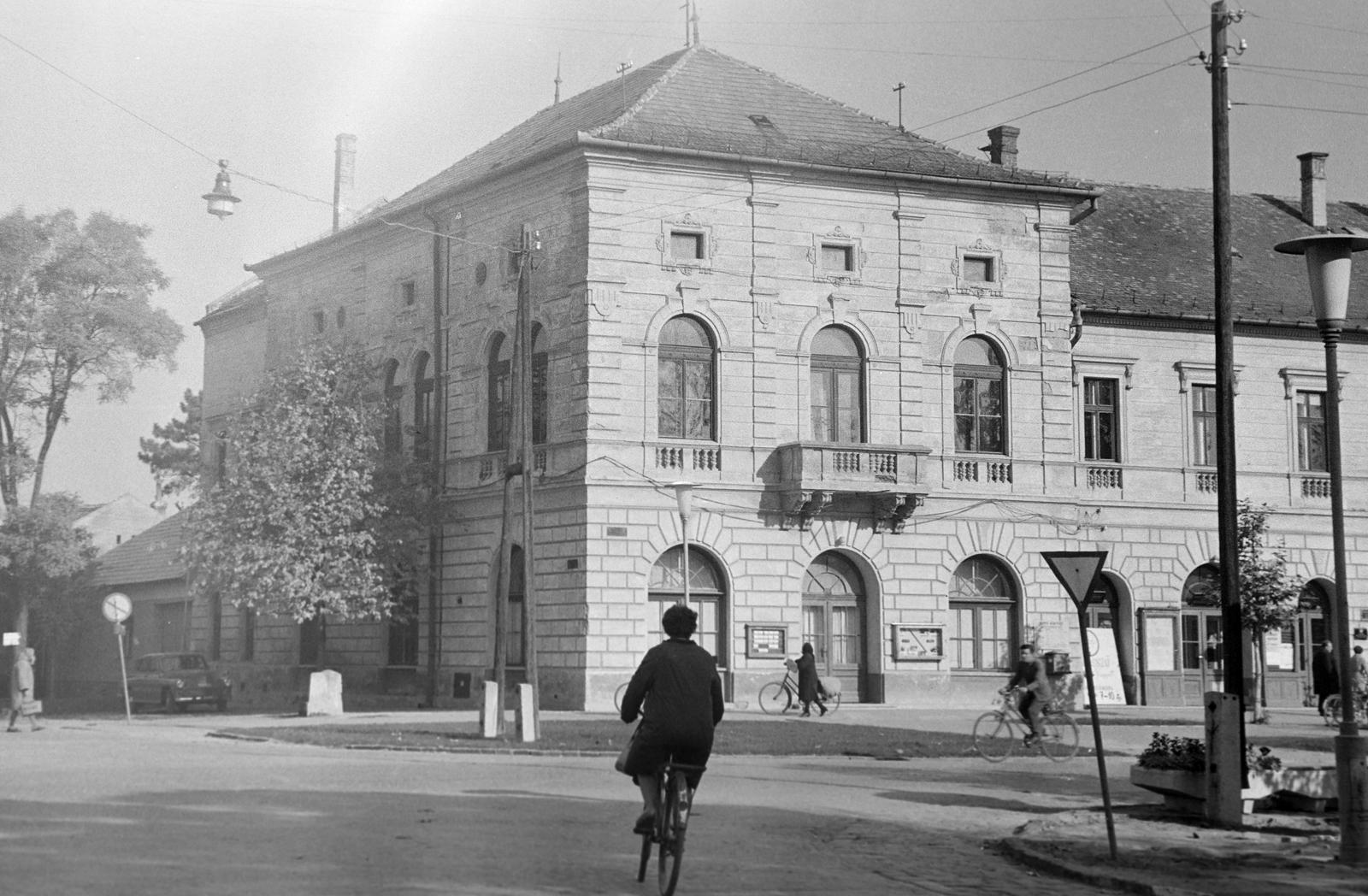 Hungary, Csongrád, Szentháromság tér, balra a Csemegi Károly utca torkolata, a sarkon a Kossuth Kultúrház,, 1960, Gazda Anikó, ashlar, public building, Fortepan #307108