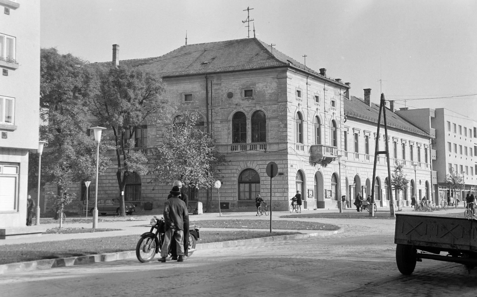 Hungary, Csongrád, Szentháromság tér, balra a Csemegi Károly utca torkolata, a sarkon a Kossuth Kultúrház,, 1960, Gazda Anikó, Fortepan #307109