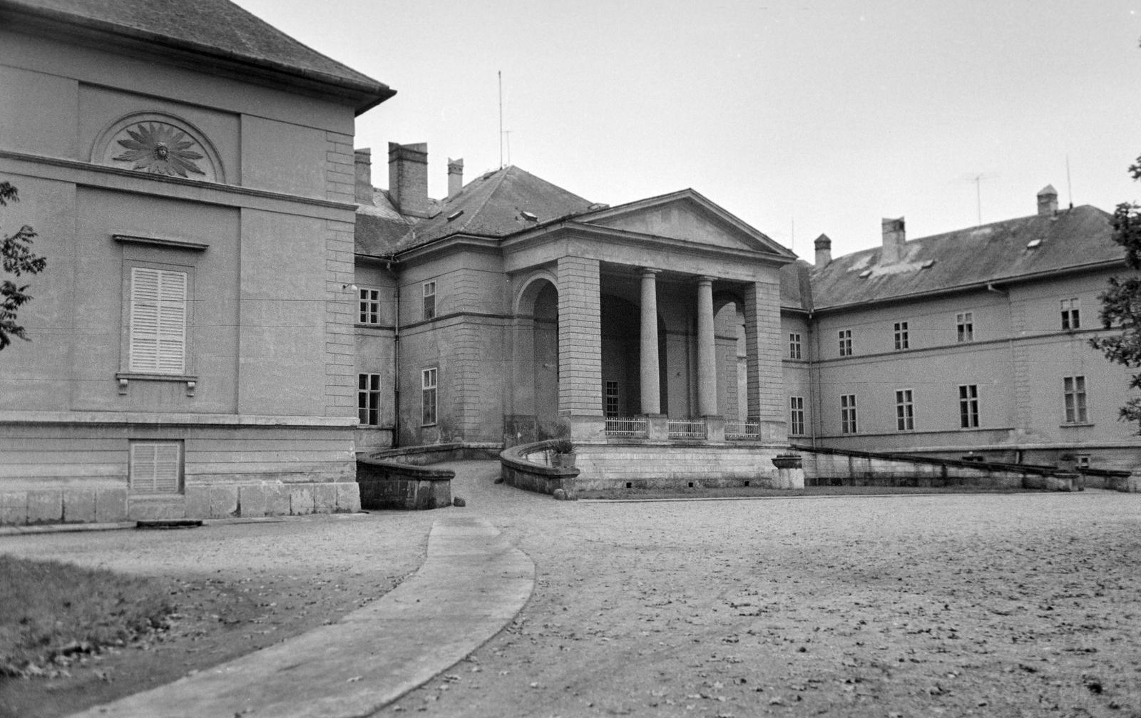 Magyarország, Dég, Festetics-kastély., 1962, Gazda Anikó, oszlop, timpanon, kocsifelhajtó, Fortepan #307118