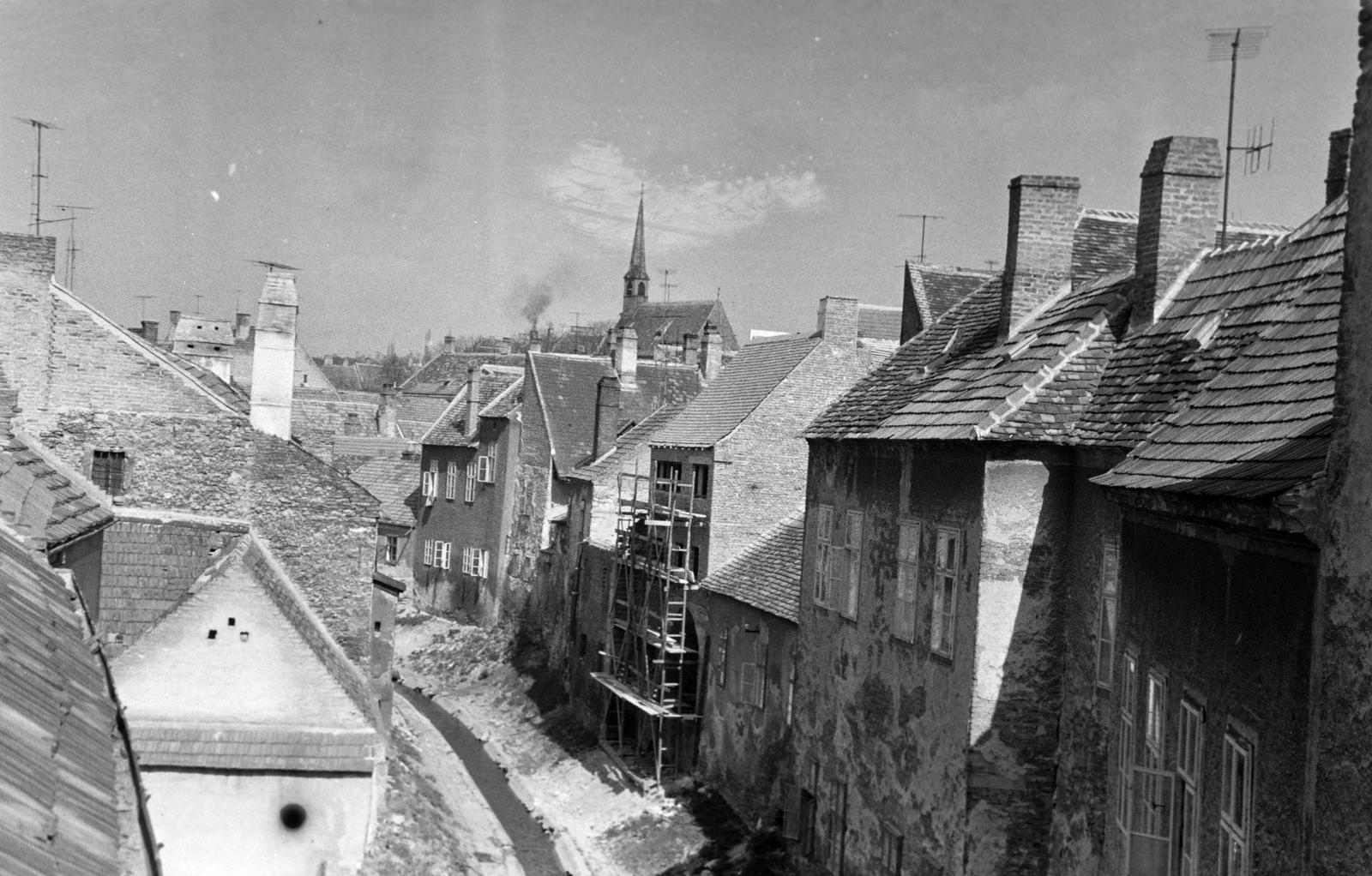Hungary, Sopron, kilátás az Ikva patakra az Ikvahíd 1. számú házból. A háztetők felett a Keresztelő Szent János-templom., 1959, Gazda Anikó, scaffolding, Fortepan #307125