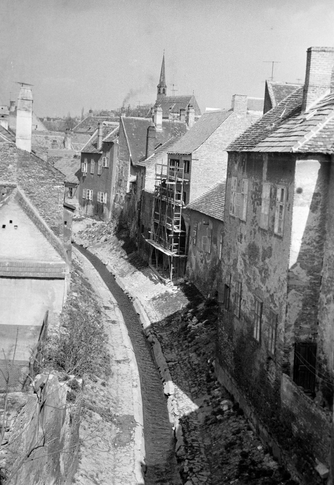 Hungary, Sopron, kilátás az Ikva patakra az Ikvahíd 1. számú házból. A háztetők felett a Keresztelő Szent János-templom., 1959, Gazda Anikó, scaffolding, Fortepan #307126