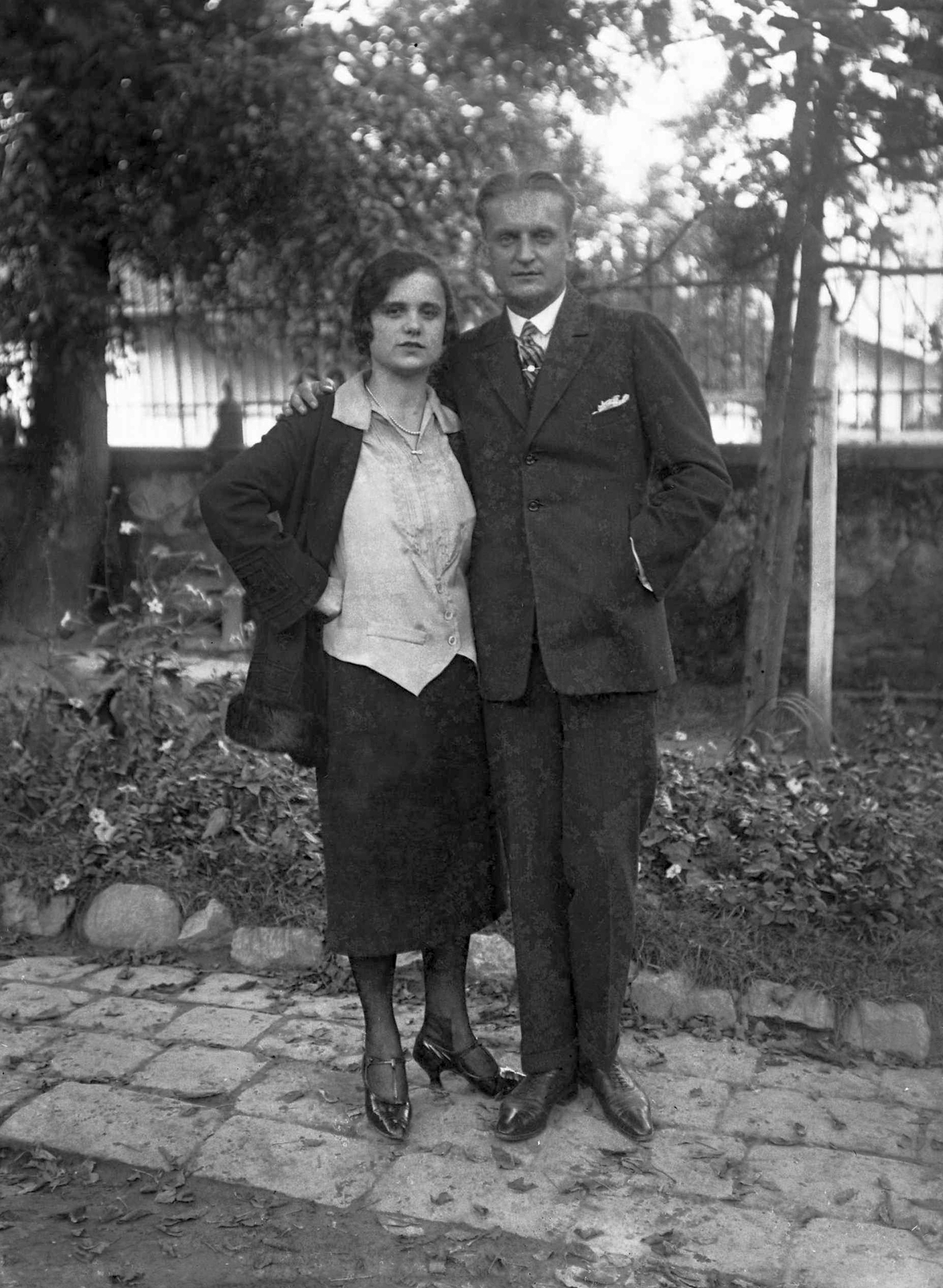 Hungary, Szentendre, a Bogdányi utca 34. számú ház udvara, háttérben a Szerb utca házai., 1934, Storymap.hu, arms around shoulders, Fortepan #30713