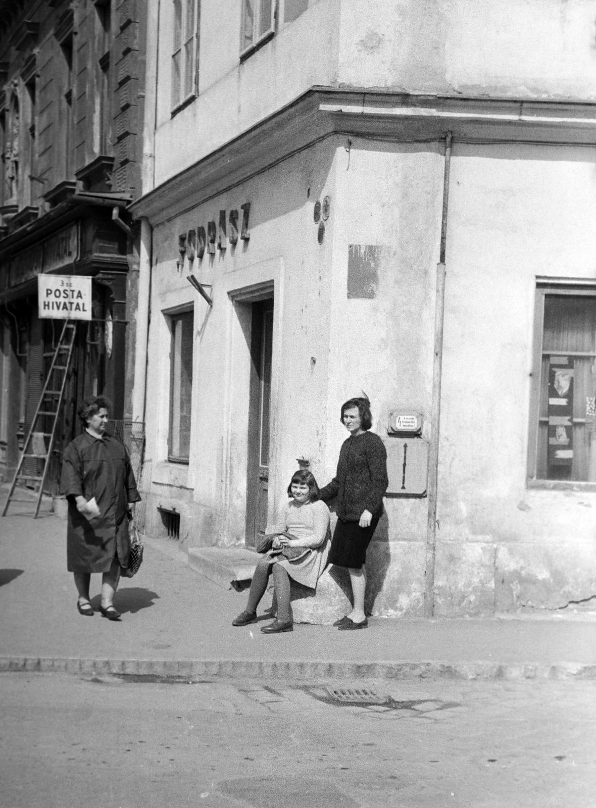 Hungary, Sopron, Várkerület (Lenin körút) és az Ikvahíd sarok., 1968, Gazda Anikó, Best of, post, ladder, hairdresser, relaxation, post office, Fortepan #307131