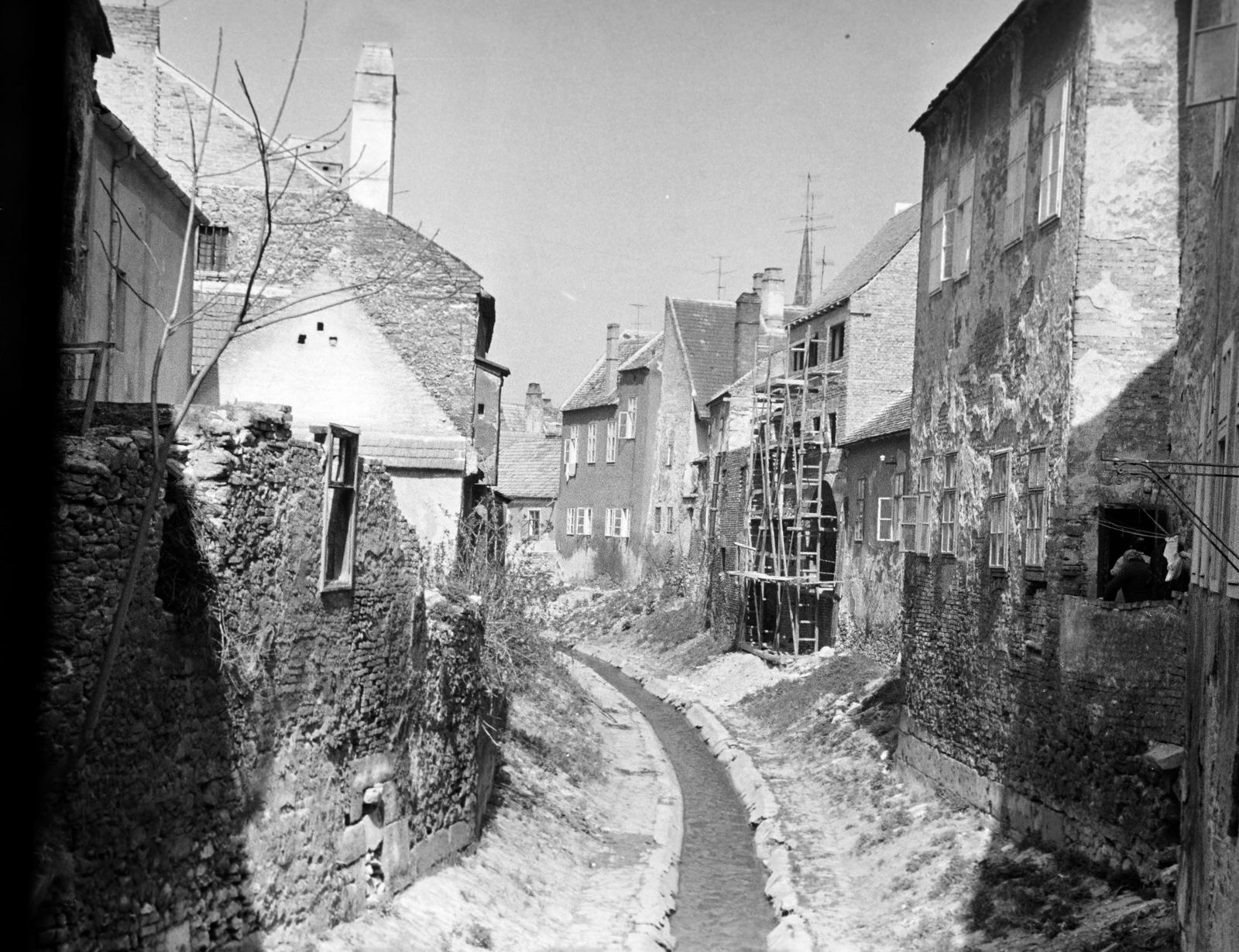 Hungary, Sopron, kilátás az Ikva patakra az Ikvahíd 1. számú házból., 1968, Gazda Anikó, Fortepan #307132