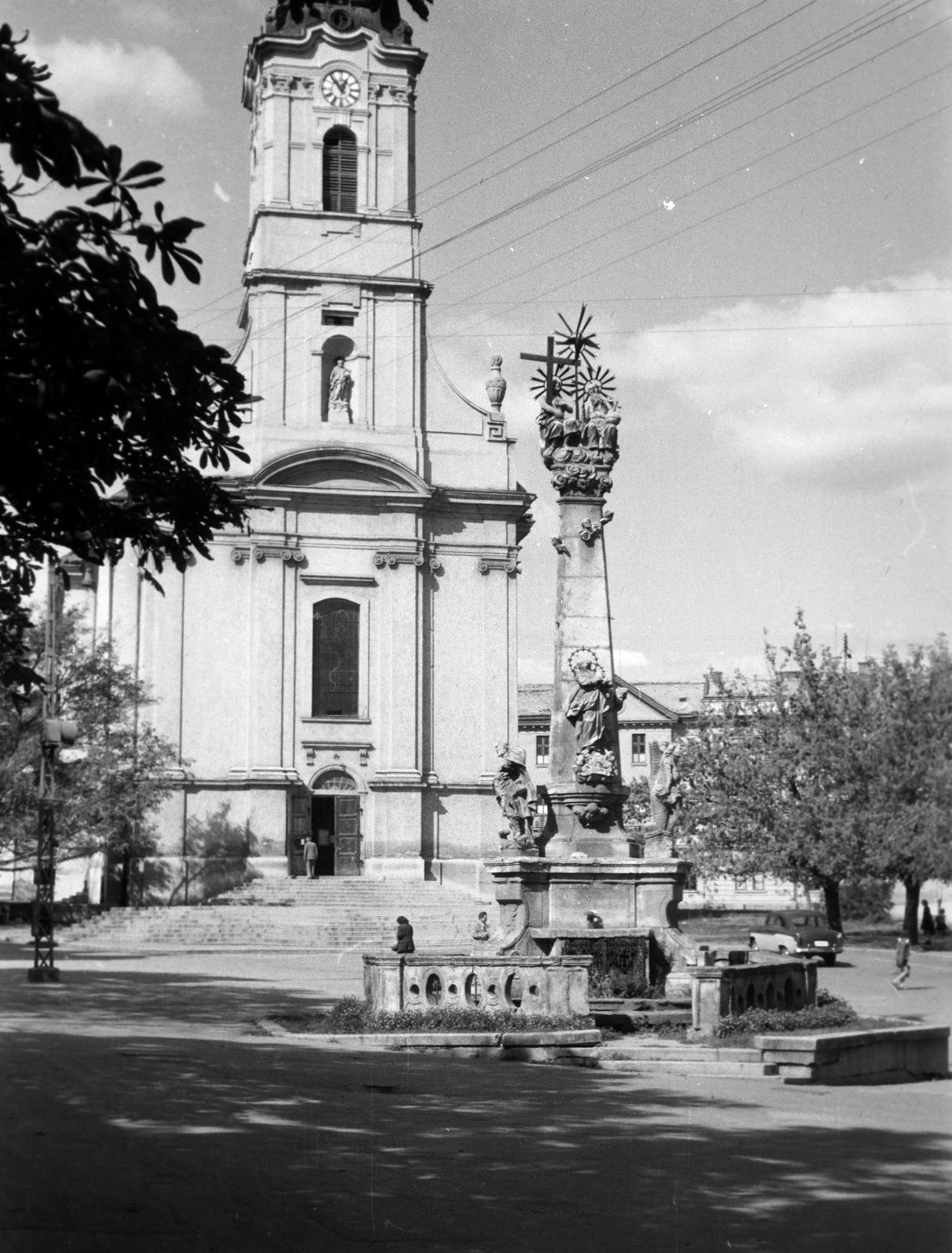 Magyarország, Szekszárd, Béla király tér, a Szentháromság-szobor és a Belvárosi templom., 1963, Gazda Anikó, Fortepan #307140