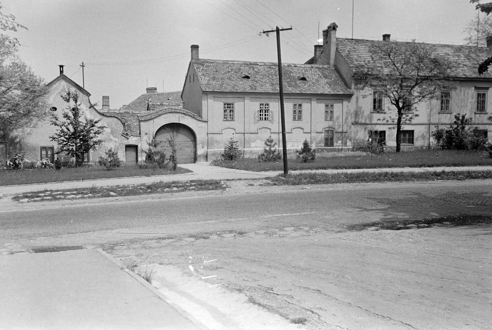 Magyarország, Tata, Hősök tere, balra a 7-es számú ház., 1963, Gazda Anikó, műemlék, kapu, boltív, Fortepan #307147