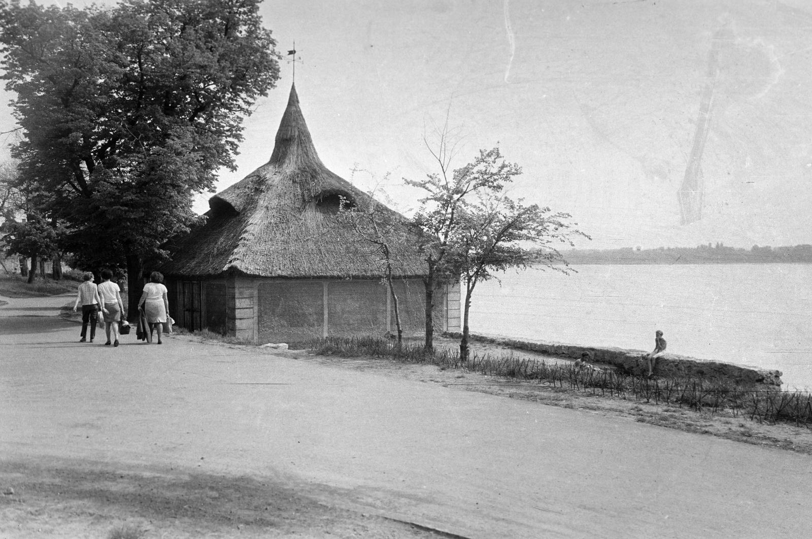 Hungary, Tata, Tópart utca a Kodály Zoltán térnél. A tó vízén az ipari műemlék, a Vízi vágóhíd épülete., 1963, Gazda Anikó, Fortepan #307150