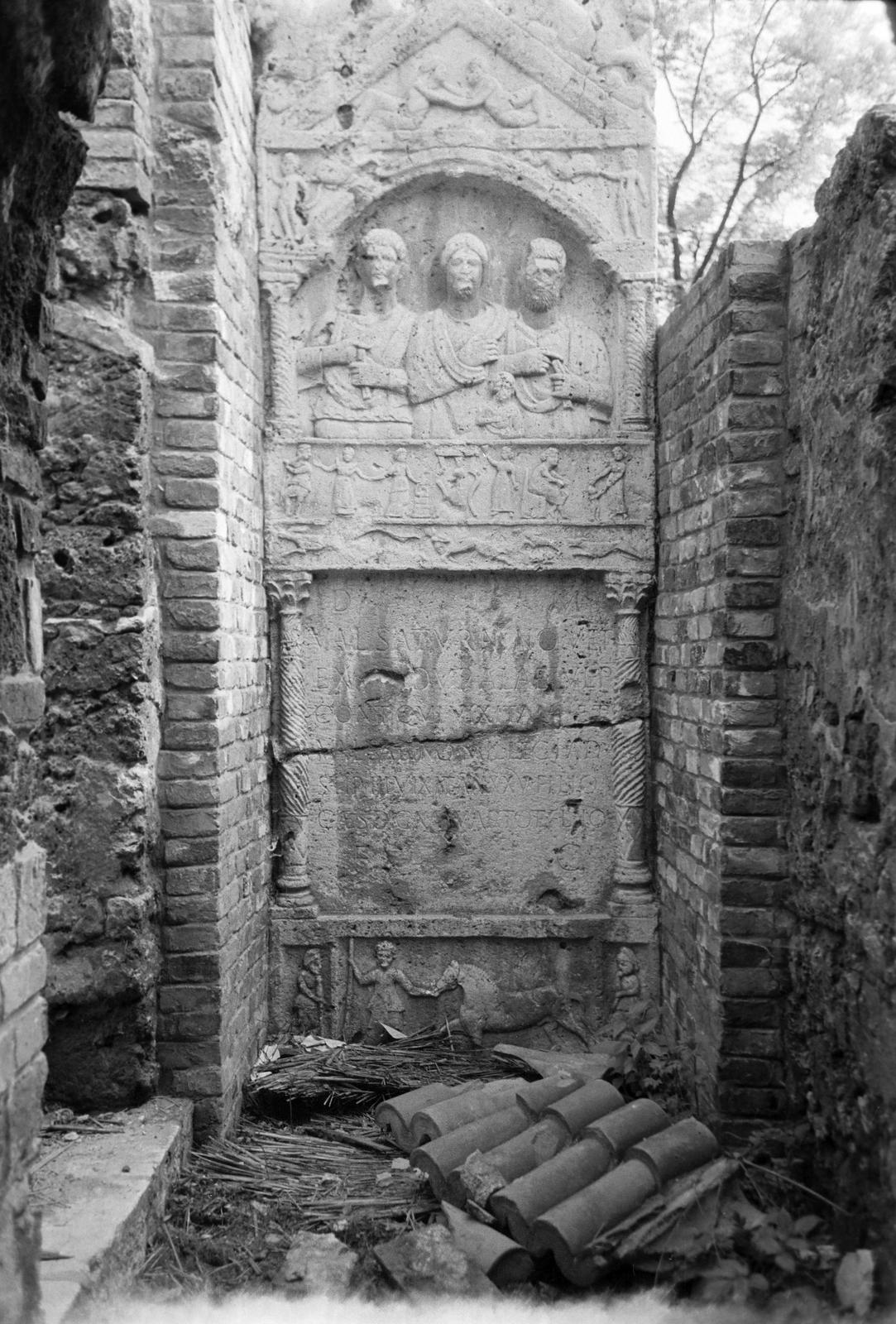 Magyarország, Tata, az Esterházy család angolkertje, a Vértesszentkereszti apátság maradványainak felhasználásával készült műromok., 1963, Gazda Anikó, Best of, téglafal, dombormű, Fortepan #307153