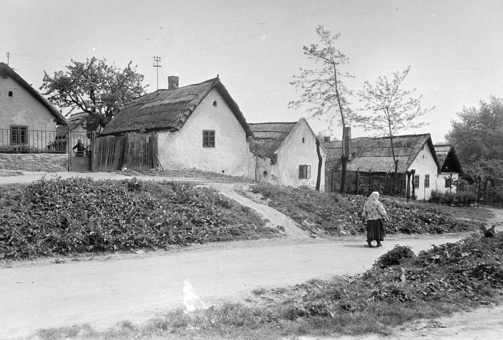Magyarország, Tata, Kálvária utca., 1963, Gazda Anikó, rézsű, népi építészet, falu, Fortepan #307157