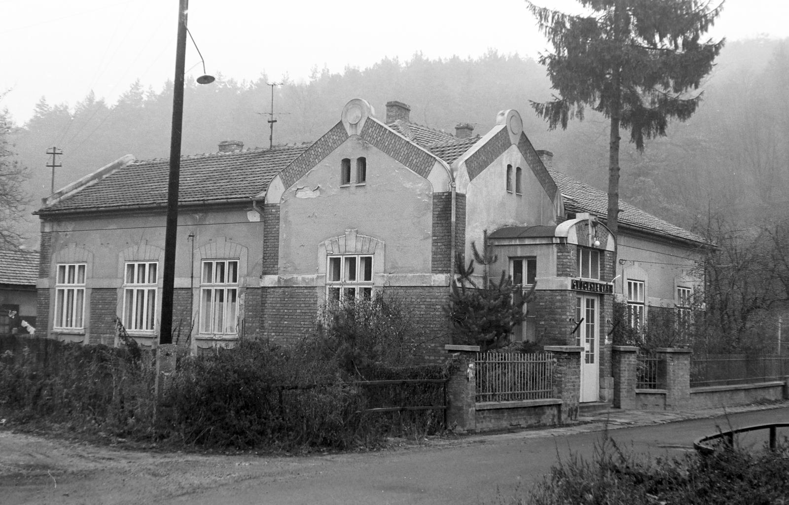 Magyarország, Miskolc, Pereces, Erdő sor 14., gyógyszertár., 1967, Gazda Anikó, Fortepan #307167