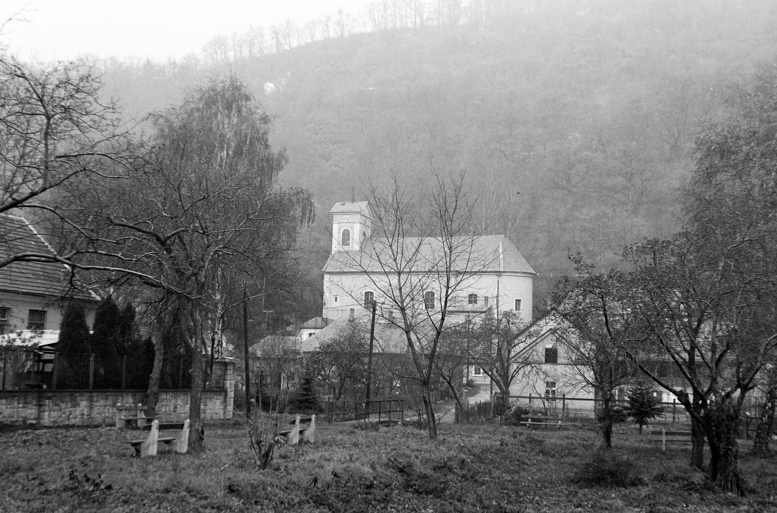 Magyarország, Miskolc, Felsőhámor, szemben fent a Szent Flórián és Magyarok Nagyasszonya-templom. A felvétel a Színva patak partjánál lévő parkban készült., 1967, Gazda Anikó, Fortepan #307170
