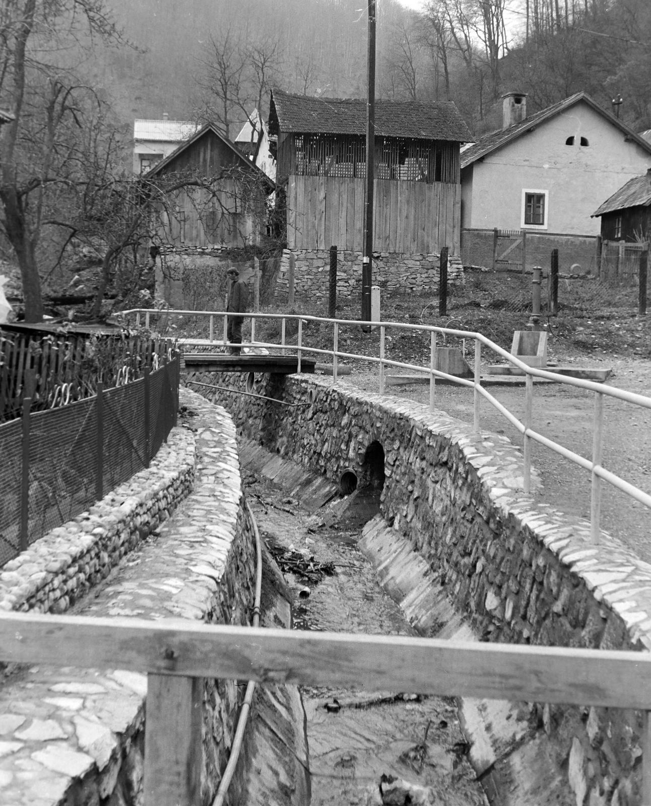 Hungary, Miskolc, Ómassa, a Garadna-patak az autóbuszforduló mellett., 1967, Gazda Anikó, Fortepan #307173