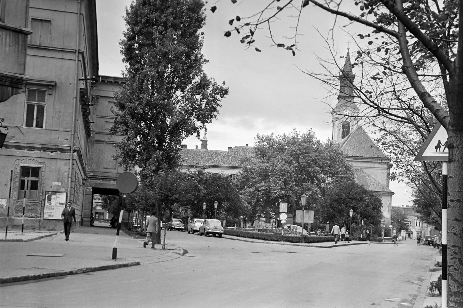 Hungary, Székesfehérvár, Szent István tér, balra a Megyeháza, jobbra a Karmelita-templom., 1965, Gazda Anikó, Fortepan #307211