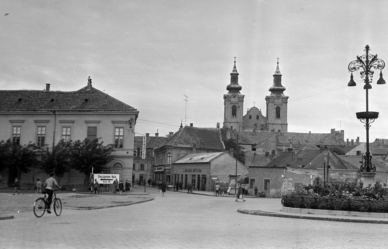 Hungary, Székesfehérvár, Piac tér, szemben a Liszt Ferenc utca, háttérben a Szent István-székesegyház., 1965, Gazda Anikó, Fortepan #307216