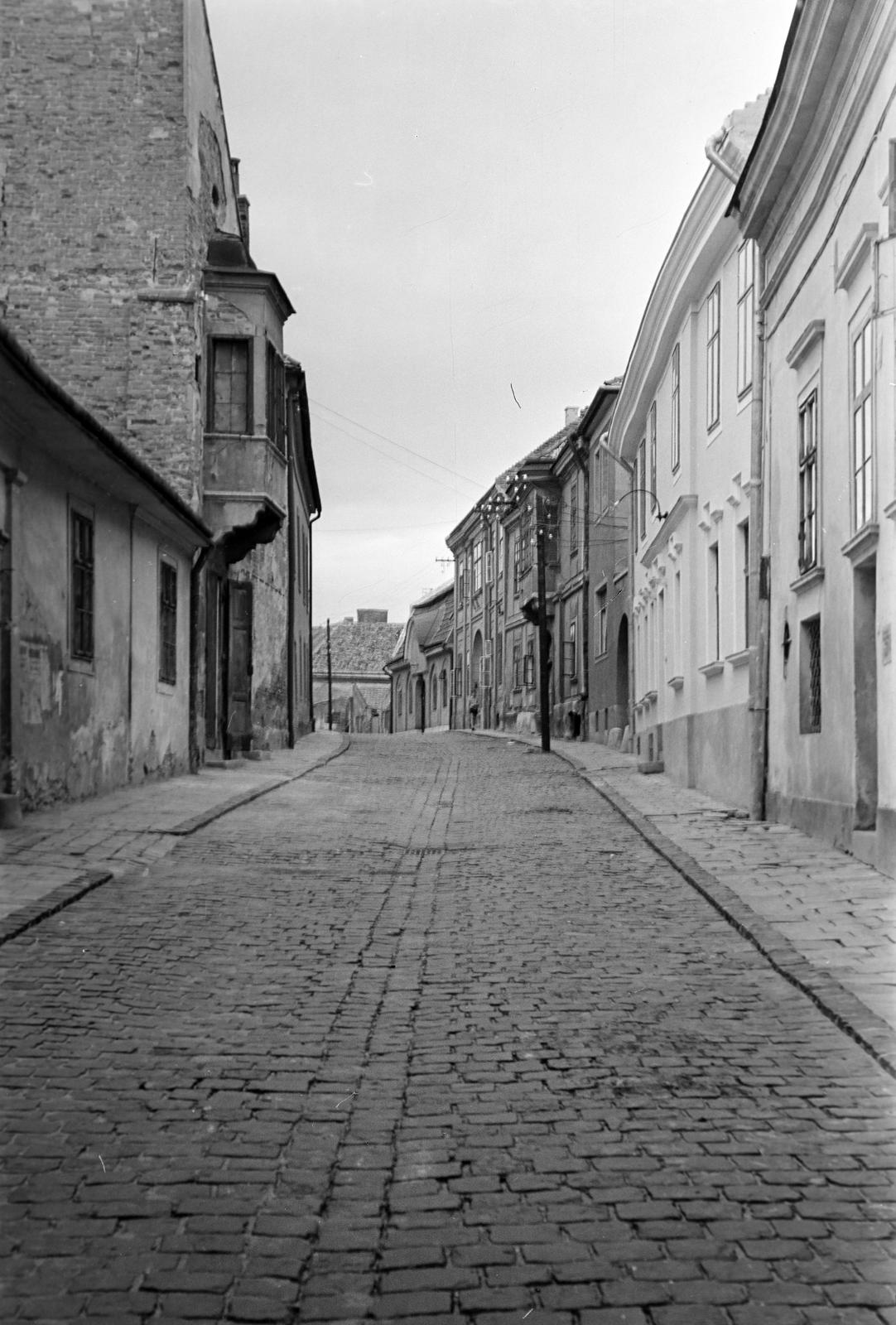 Hungary, Székesfehérvár, Megyeháza utca a Városház (Szabadság) tér - Lépcső utca közötti szakaszon., 1965, Gazda Anikó, Fortepan #307217