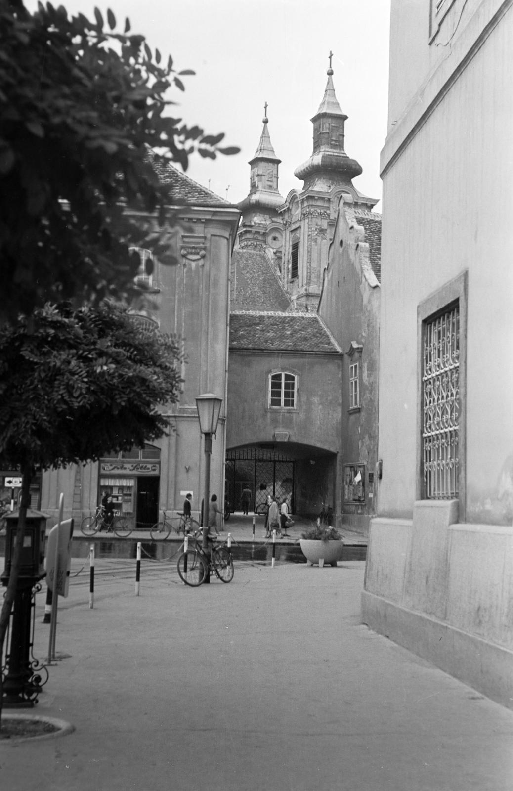 Hungary, Székesfehérvár, Városház (Szabadság) tér, szemben a Városháza átjárója a Zichy-palota és a főépület között. Mögötte a Szent István-székesegyház., 1965, Gazda Anikó, Fortepan #307219