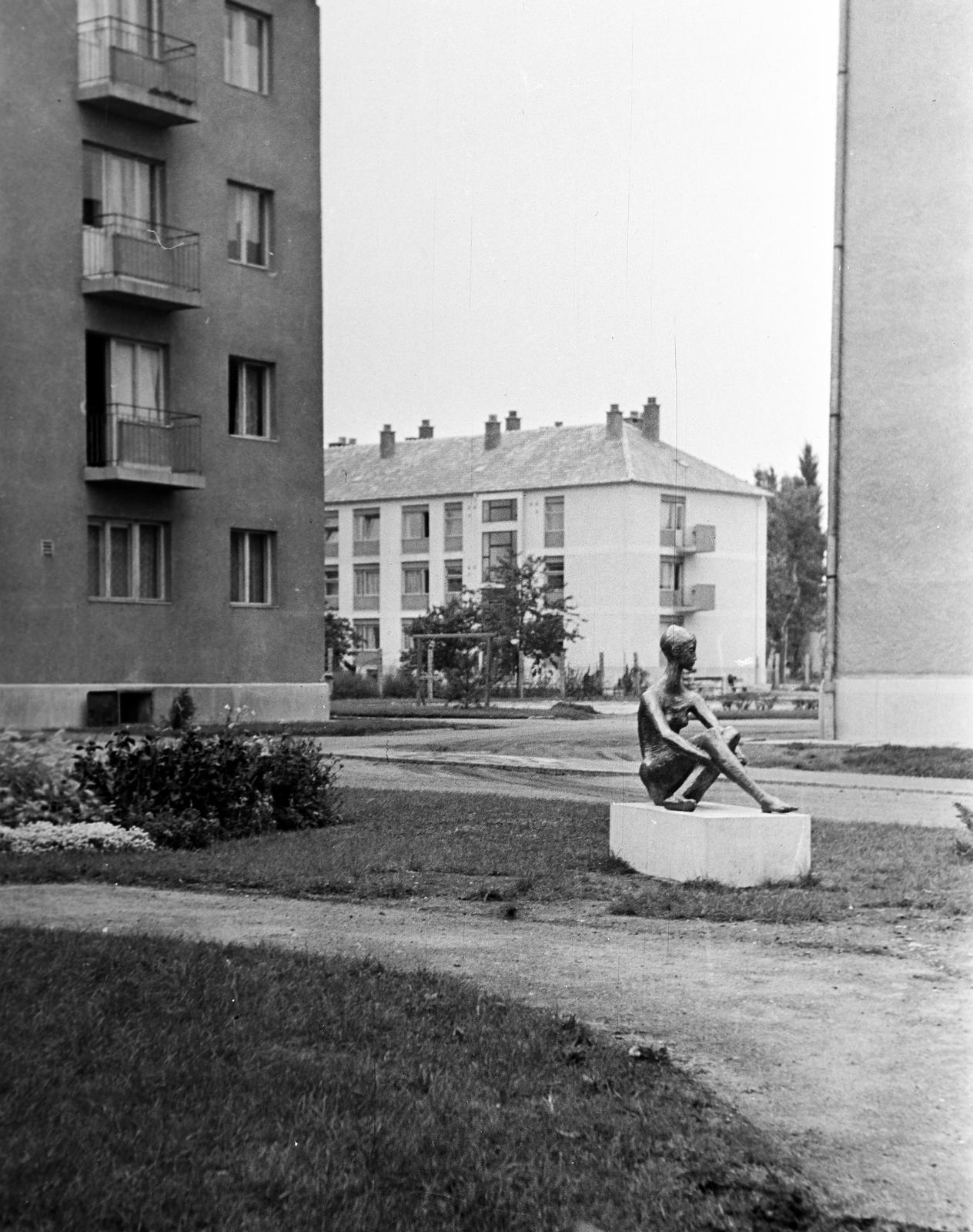 Hungary, Székesfehérvár, Prohászka Ottkokár (Lenin) út, balra a 44-es számú ház. Segesdi György szobrászművész alkotása, az Ülő lány (1961)., 1965, Gazda Anikó, Fortepan #307224