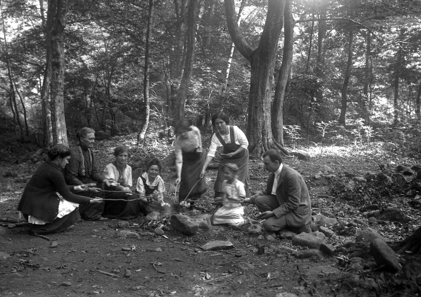 1930, Storymap.hu, woods, excursion, meal, tableau, women, men, camp fire, bacon roasting, man, girl, Fortepan #30723
