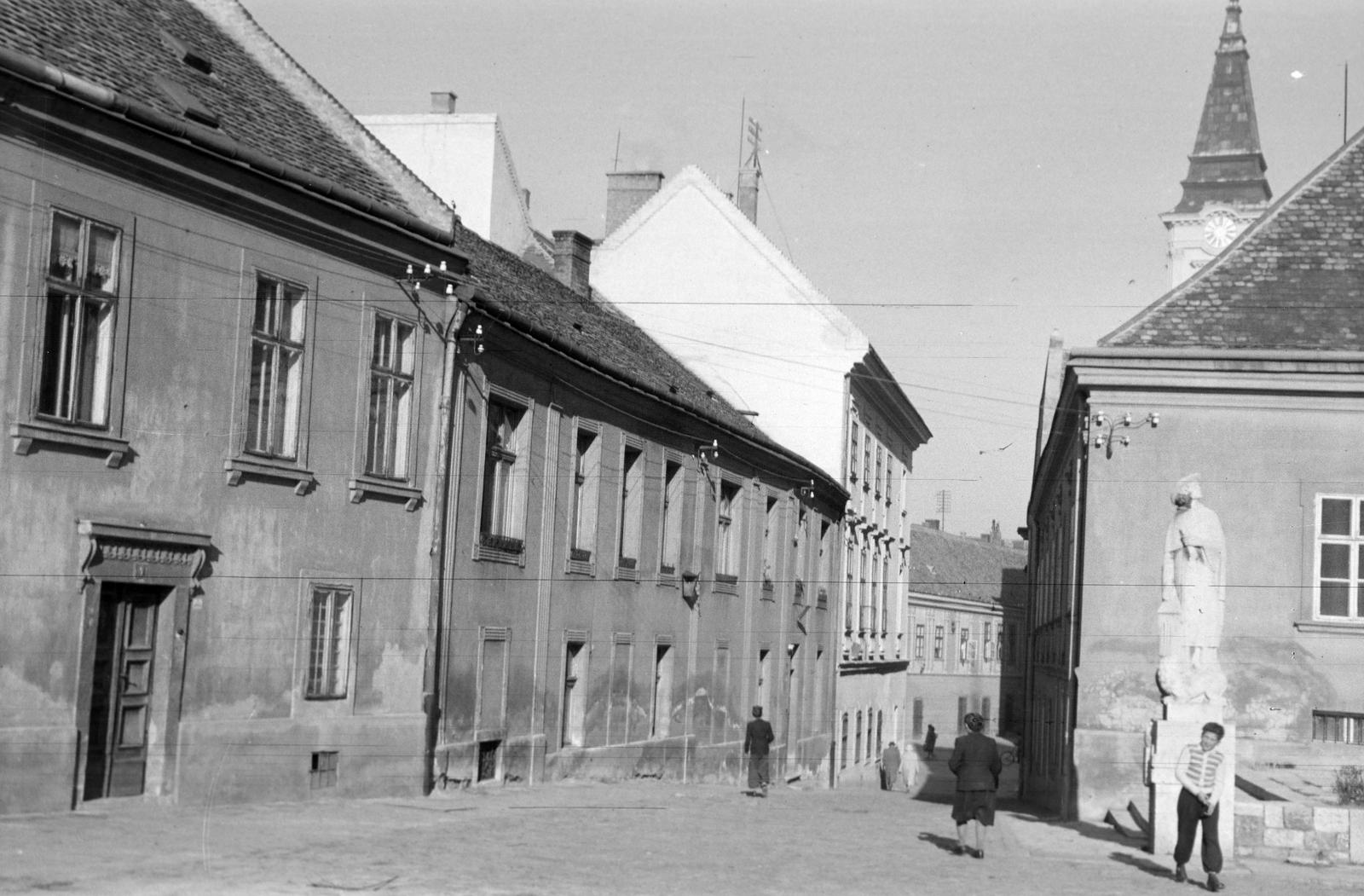 Hungary, Székesfehérvár, Arany János utca, a felvétel a Szent István-székesegyház előtt készült. Szemben Kálmáncsehi Domonkos-szobra, a háztető felett a Szent Imre-templom tornya látható., 1965, Gazda Anikó, Fortepan #307234