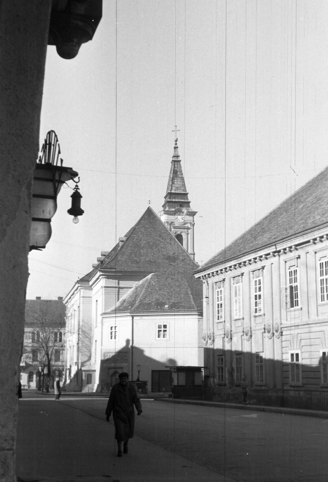 Hungary, Székesfehérvár, Koronázó (Szabadság) tér, szemben a Szent Imre-templom., 1965, Gazda Anikó, Fortepan #307237