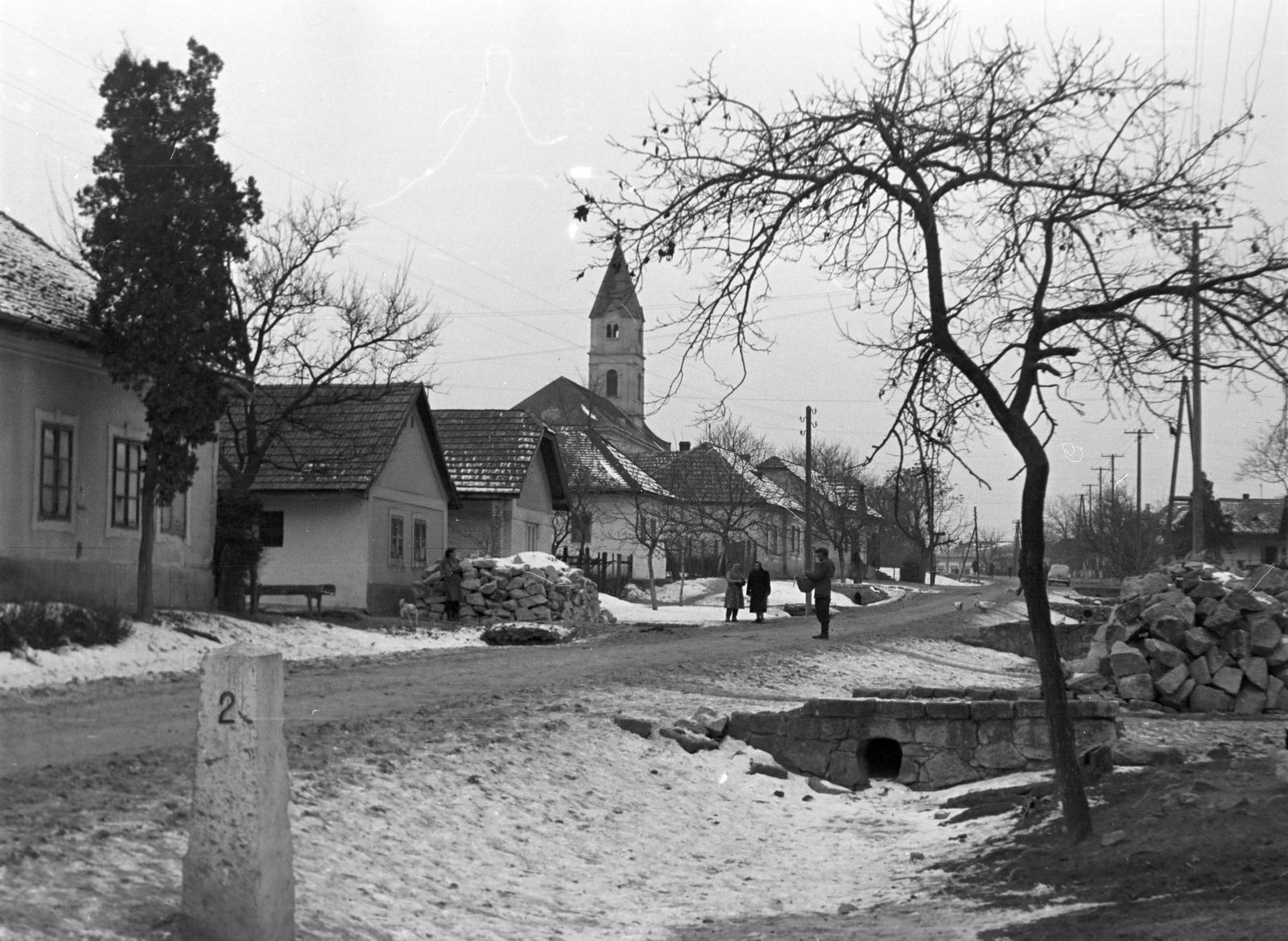Hungary, untitled, Kossuth utca, balra a háztetők felett a Nagyboldogasszony-templom tornya látszik., 1965, Gazda Anikó, Fortepan #307241
