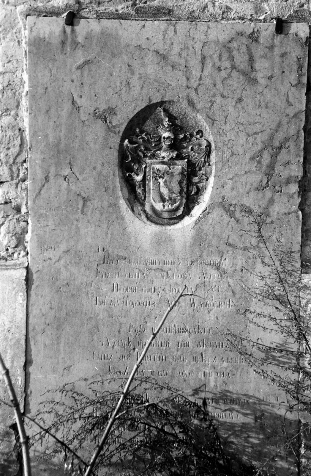 Hungary, Baja, Miklós utca, a Szent Miklós görögkeleti templom oldalába falazott sírkő., 1961, Gazda Anikó, Fortepan #307256