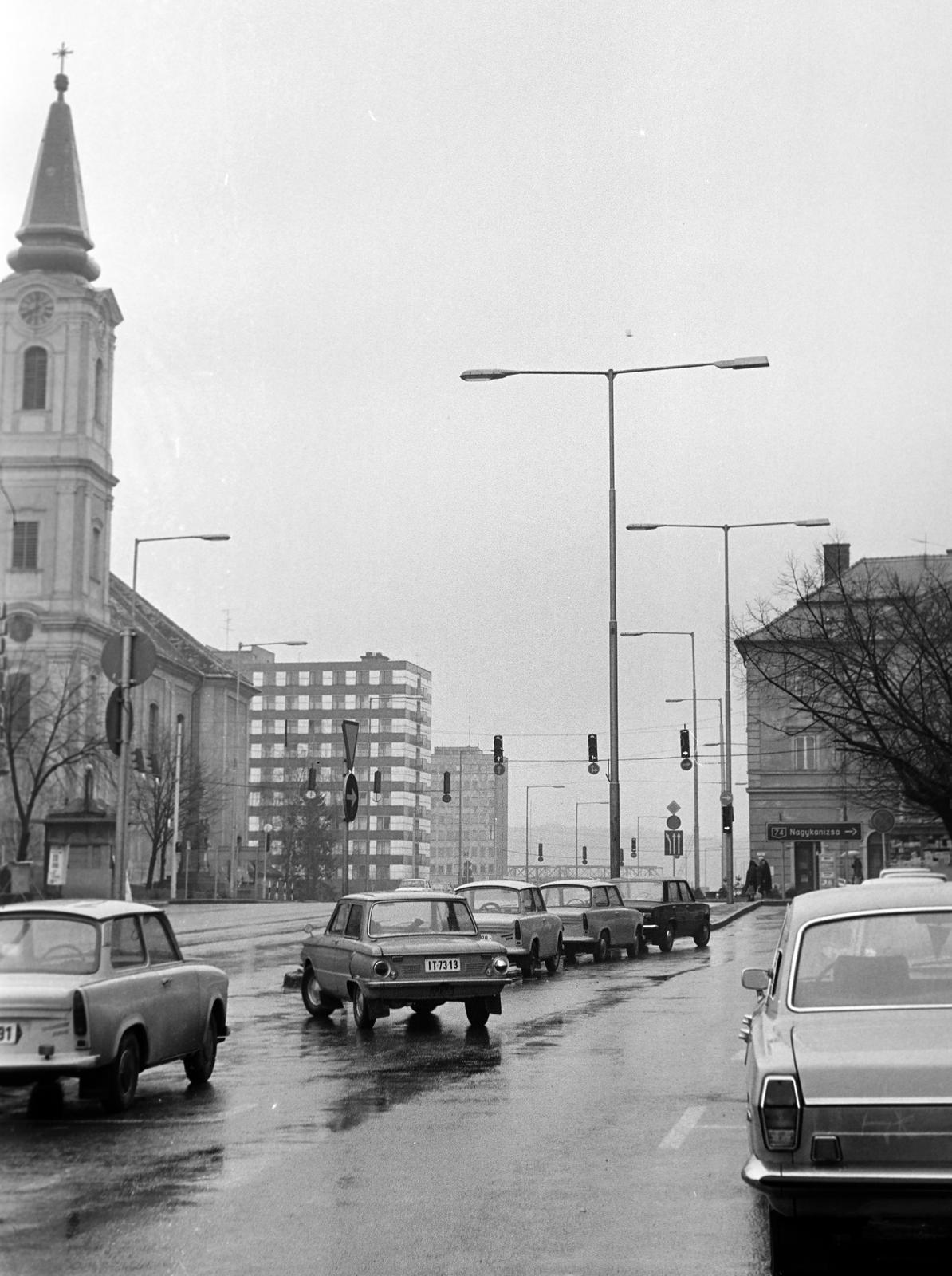 Magyarország, Zalaegerszeg, Kazinczy (Marx) tér, balra a Nagytemplom (Mária Magdolna templom), mögötte a ZÁÉV munkásszálló (később a NAV épülete), távolabb a megyei rendőrkapitányság épülete., 1977, Gazda Anikó, Fortepan #307265