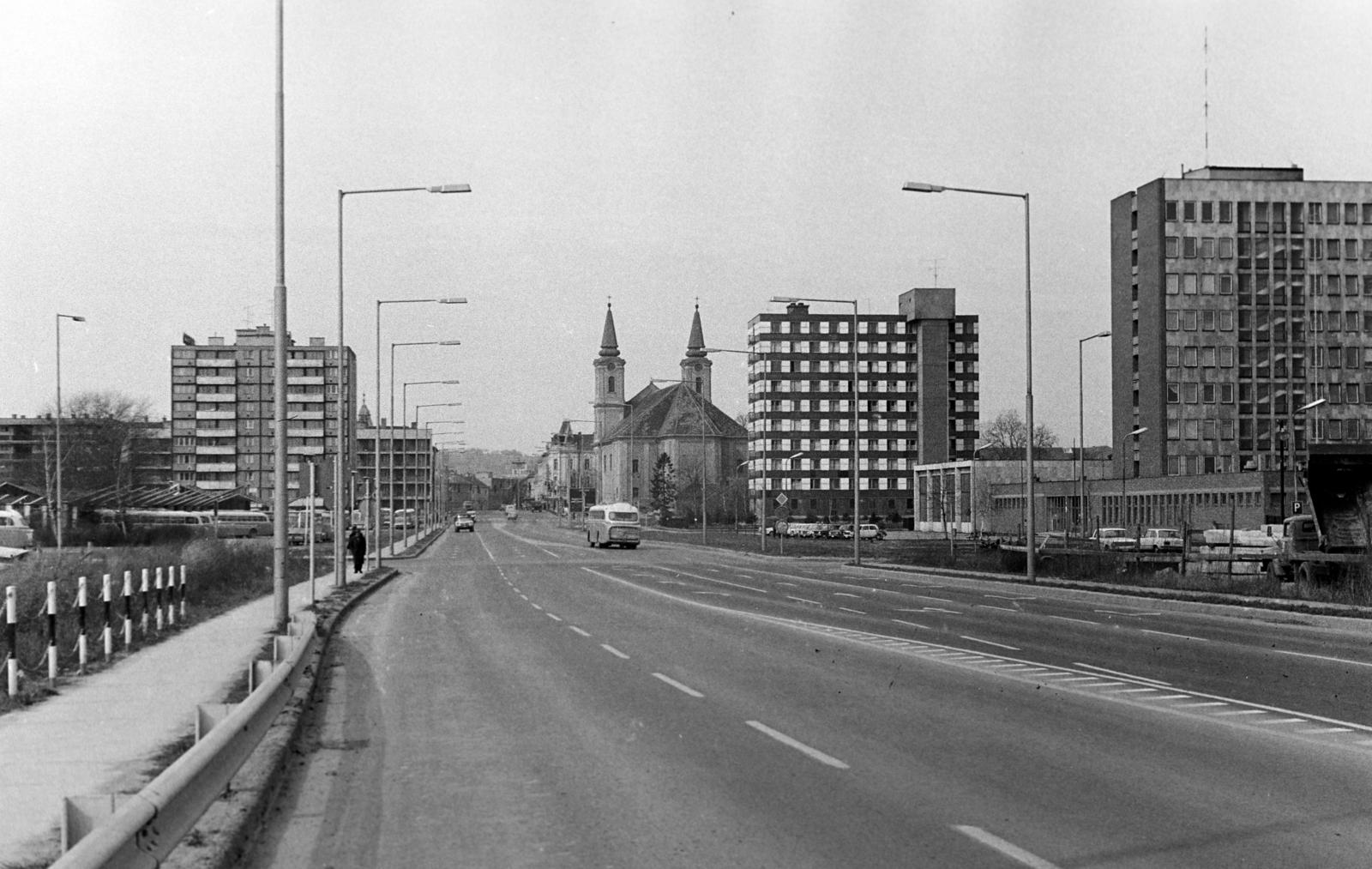 Magyarország, Zalaegerszeg, Balatoni út a felüljáróról, balra az autóbusz-állomás, jobbra a megyei rendőrkapitányság, a ZÁÉV munkásszálló (később a NAV épülete), a Nagytemplom (Mária Magdolna templom)., 1977, Gazda Anikó, Fortepan #307273