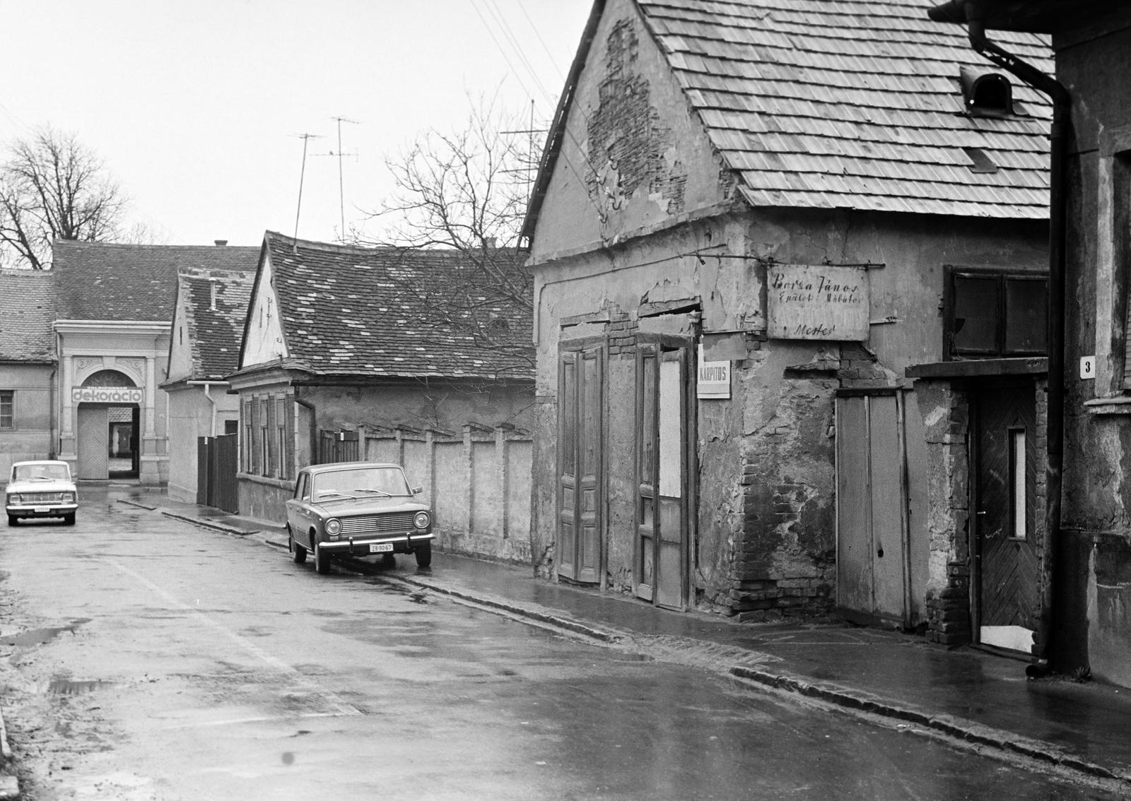 Hungary, Zalaegerszeg, Tompa Mihály utca, balra szemben az Ady Endre utca., 1972, Gazda Anikó, Best of, house, upholsterer, number plate, automobile, Fortepan #307279