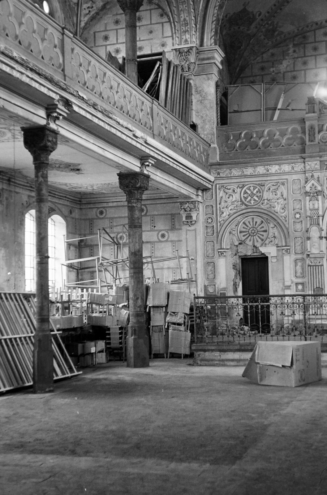 Magyarország, Zalaegerszeg, Ady Endre utca 14., az egykori zsinagóga, ekkor raktár, később Városi Hangverseny- és Kiállítóterem., 1972, Gazda Anikó, Best of, templombelső, oszlop, zsinagóga, Fortepan #307281