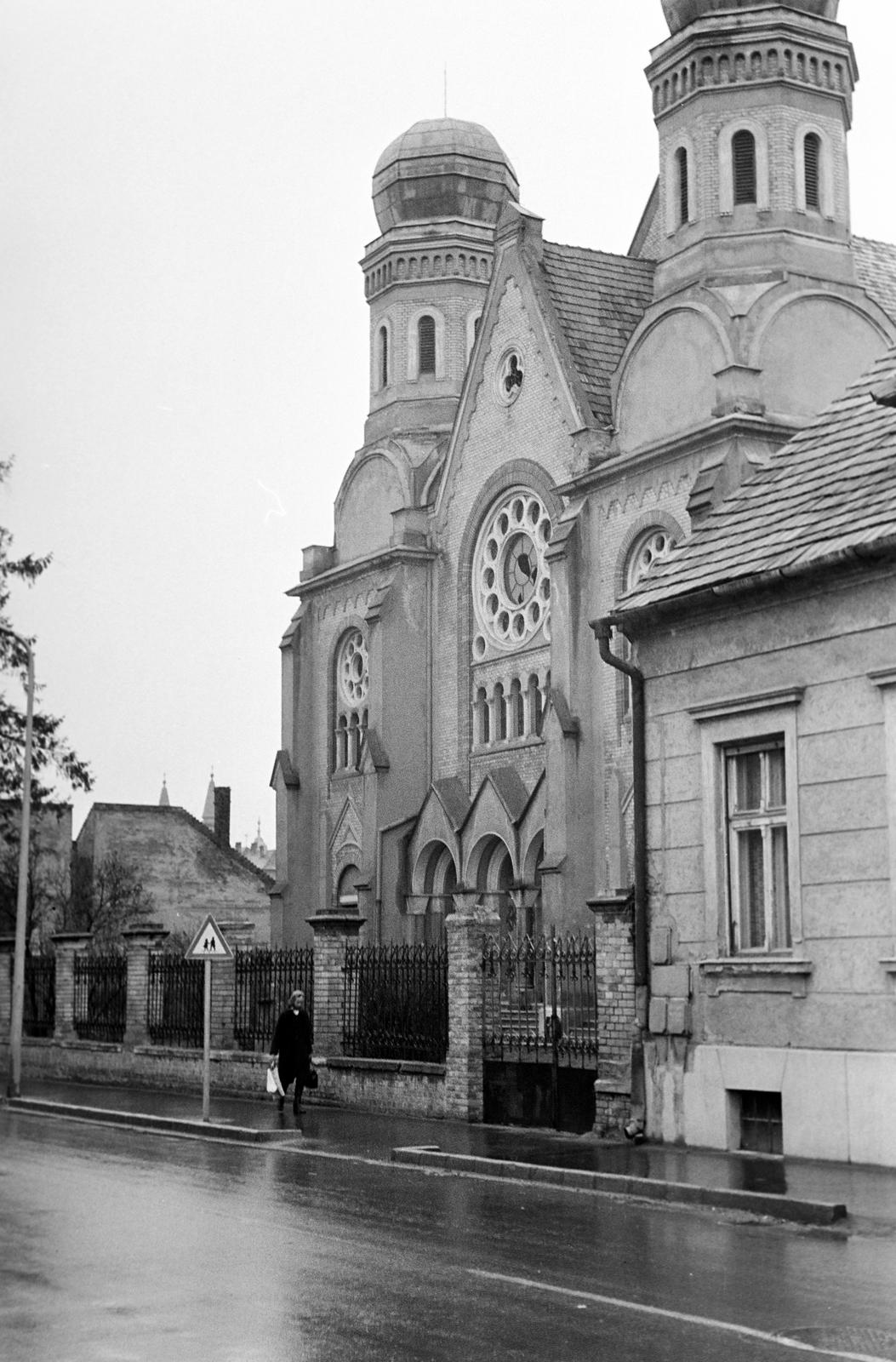 Magyarország, Zalaegerszeg, Ady Endre utca 14., az egykori zsinagóga, ekkor raktár, később Városi Hangverseny- és Kiállítóterem., 1972, Gazda Anikó, zsinagóga, Fortepan #307282