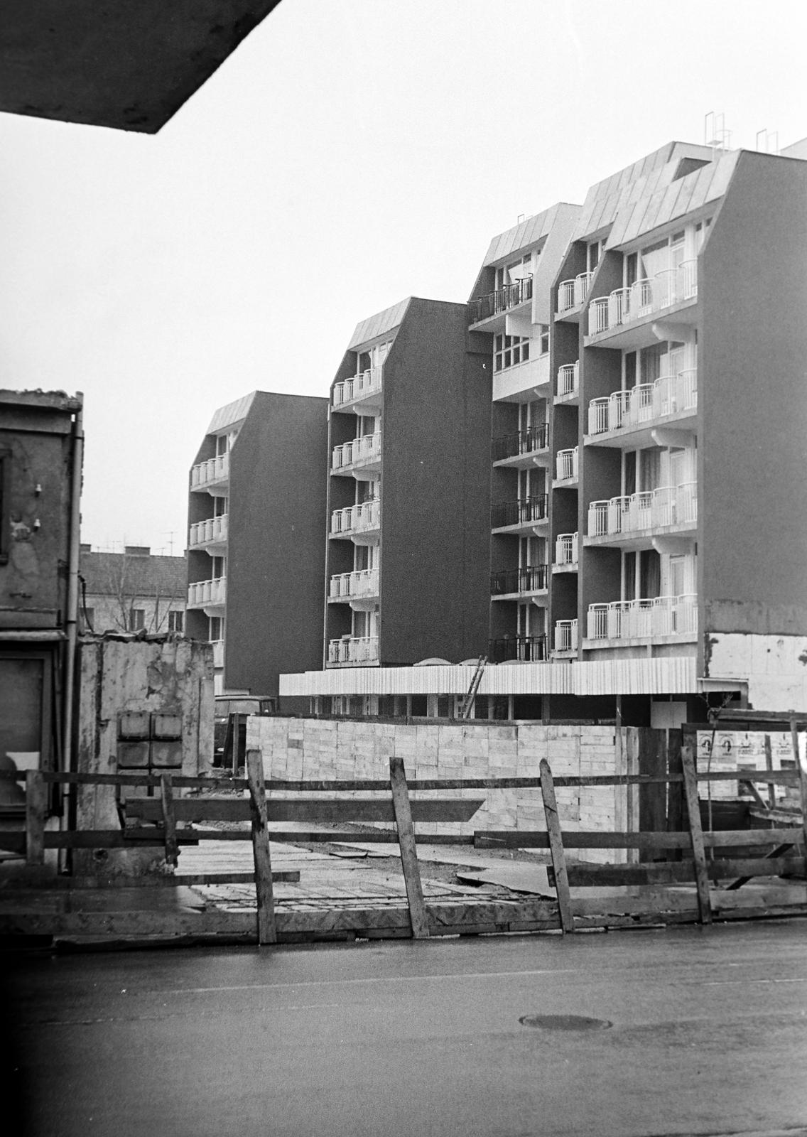 Magyarország, Zalaegerszeg, Kossuth Lajos utca, szemben a Dísz téren a Csipkeházak., 1977, Gazda Anikó, Fortepan #307284