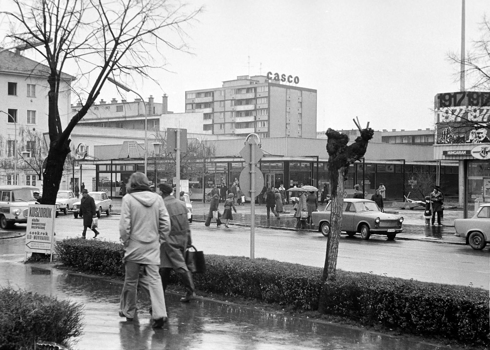 Magyarország, Zalaegerszeg, Széchenyi tér, Csemege ABC ("Pesti Csemege")
, 1977, Gazda Anikó, Best of, élelmiszerbolt, Állami Biztosító, modern építészet, utcakép, Trabant-márka, Trabant 601, Fortepan #307287