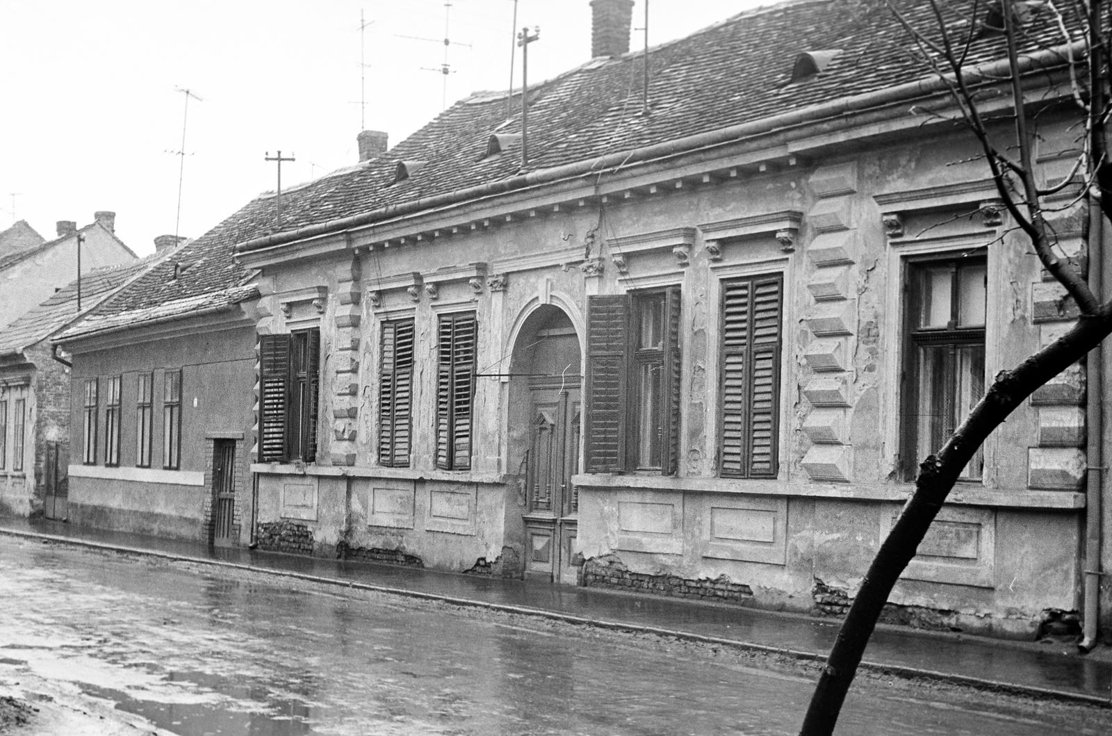 Magyarország, Zalaegerszeg, Jákum Ferenc utca, jobbra a 3-as számú ház. Később, a kaput megtartva, átépítették., 1974, Gazda Anikó, Fortepan #307294