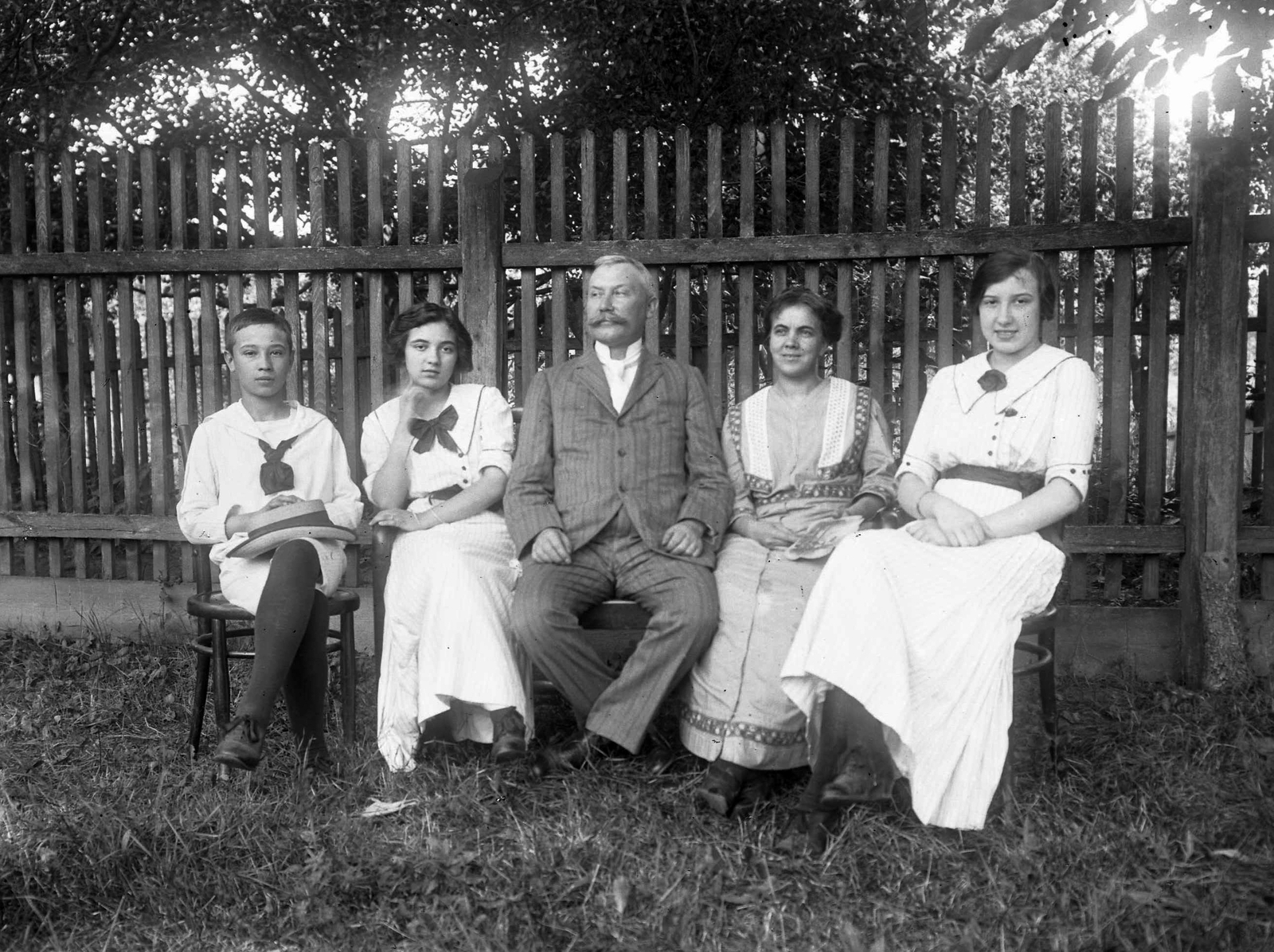 1925, Storymap.hu, fashion, family, garden, tableau, summer, man, fence, woman, kid, hat on knees, Fortepan #30732