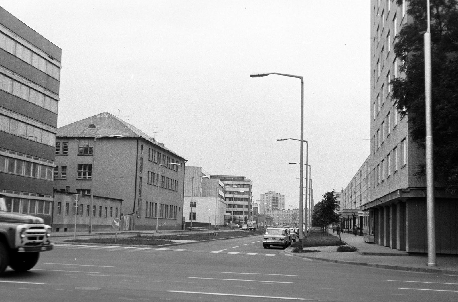 Magyarország, Debrecen, Szent Anna utca (Béke útja) szemben a Sumen utca., 1977, Gazda Anikó, Lada-márka, Fortepan #307341
