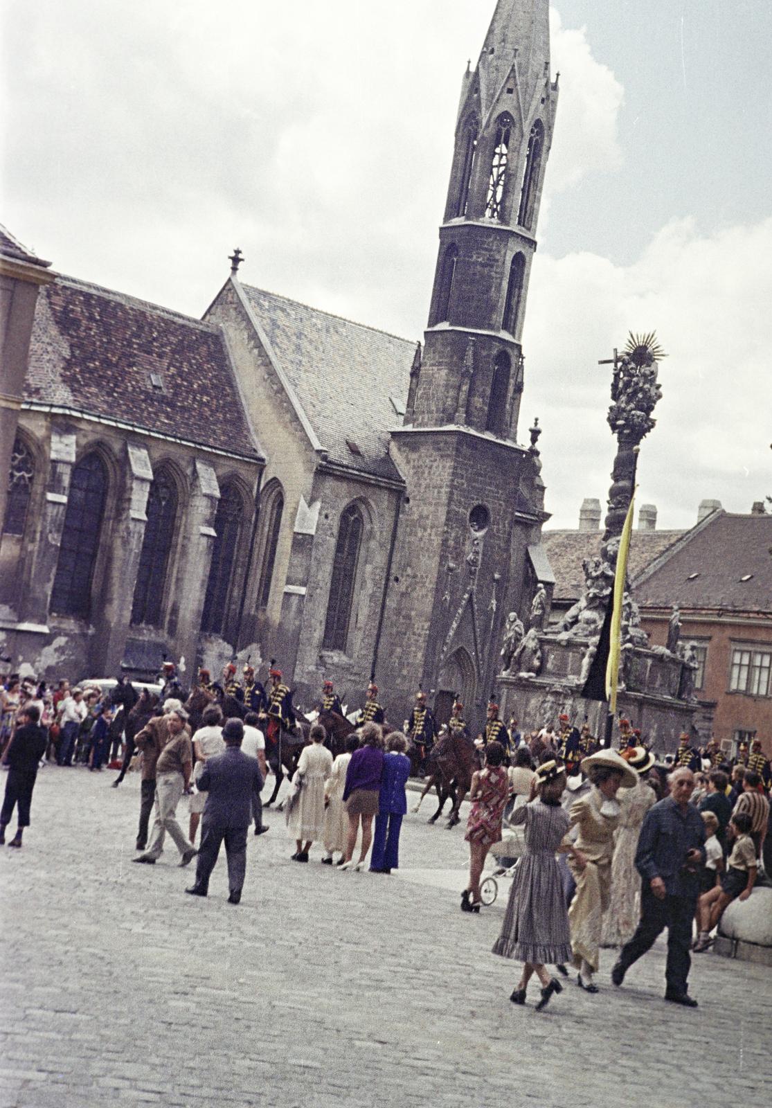 Magyarország, Sopron, Fő (Beloiannisz) tér, bencés templom (Kecske templom), előtte a Szentháromság-szobor., 1973, Gazda Anikó, színes, ferde, Fortepan #307345