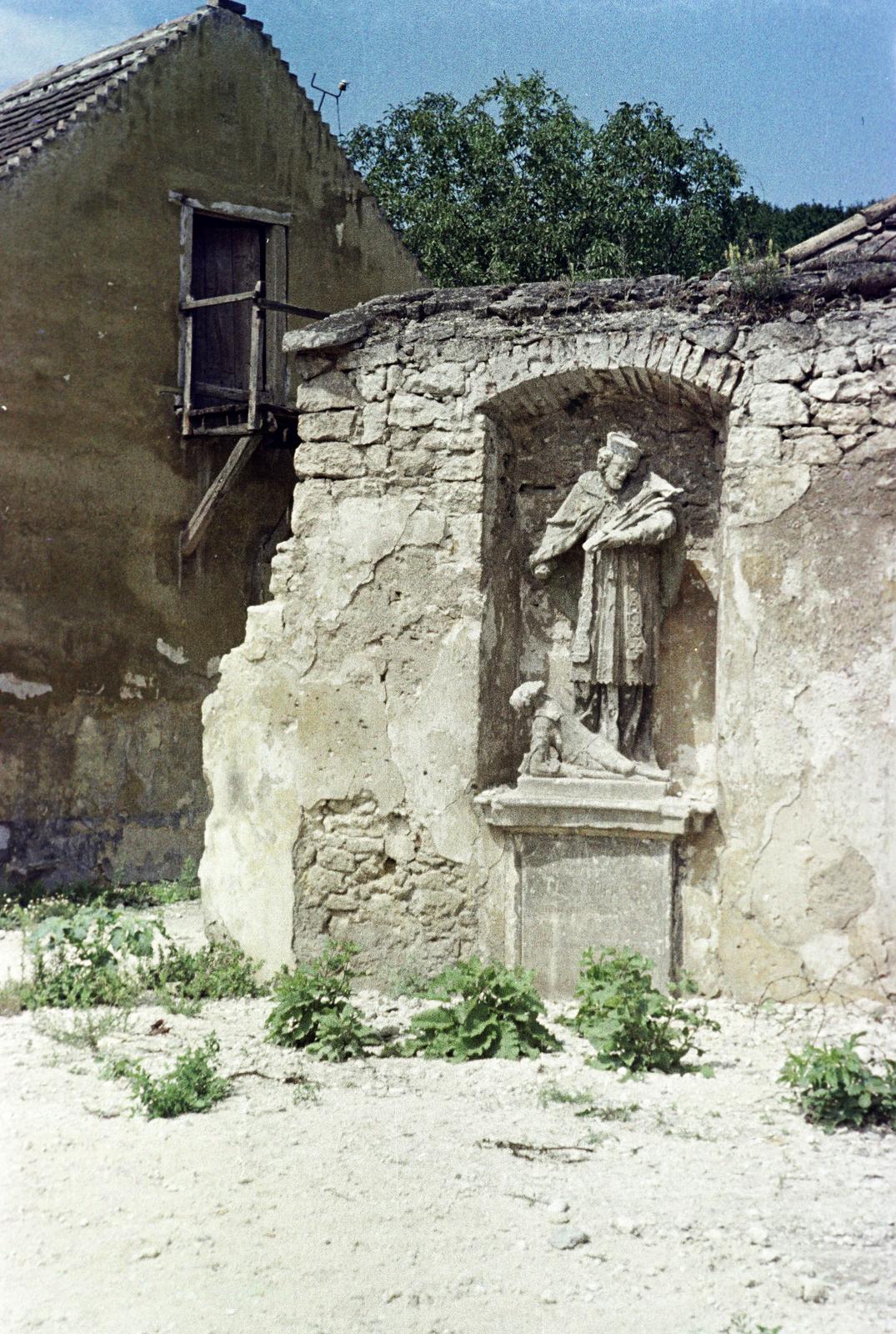 Hungary, Fertőrákos, Patak sor 19., a sarokház szorfülkéjében Nepomuki Szent János szobra (1731)., 1968, Gazda Anikó, Best of, statue, colorful, sculpture, Fortepan #307351