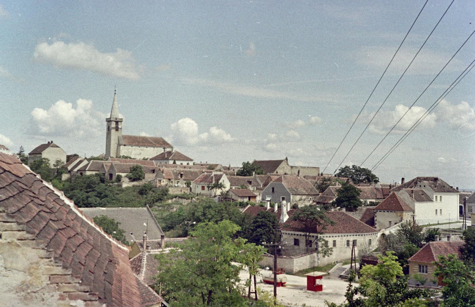 Hungary, Fertőrákos, Kovács hegy, szemben az Urunk Mennybemenetele-templom., 1968, Gazda Anikó, Fortepan #307357