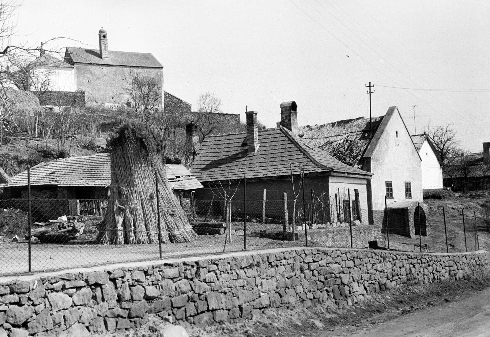 Magyarország,Balaton, Alsóörs, balra fent a Török ház / Török Adószedő-ház a Petőfi közben., 1966, Gazda Anikó, drótkerítés, lakóház, terméskő, kémény, nádkéve, Fortepan #307359