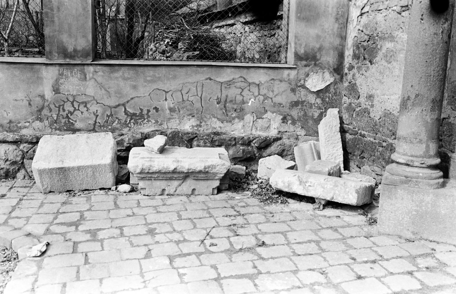 Hungary, Szentendre, Bogdányi út (Vöröshadsereg utca), a Preobrazsenszka szerb templom és a kerítésfal copf stílusú díszkapuja. A kapu előtti területet később Vujicsics Tihamér térnek nevezték el., 1960, Gazda Anikó, Fortepan #307379