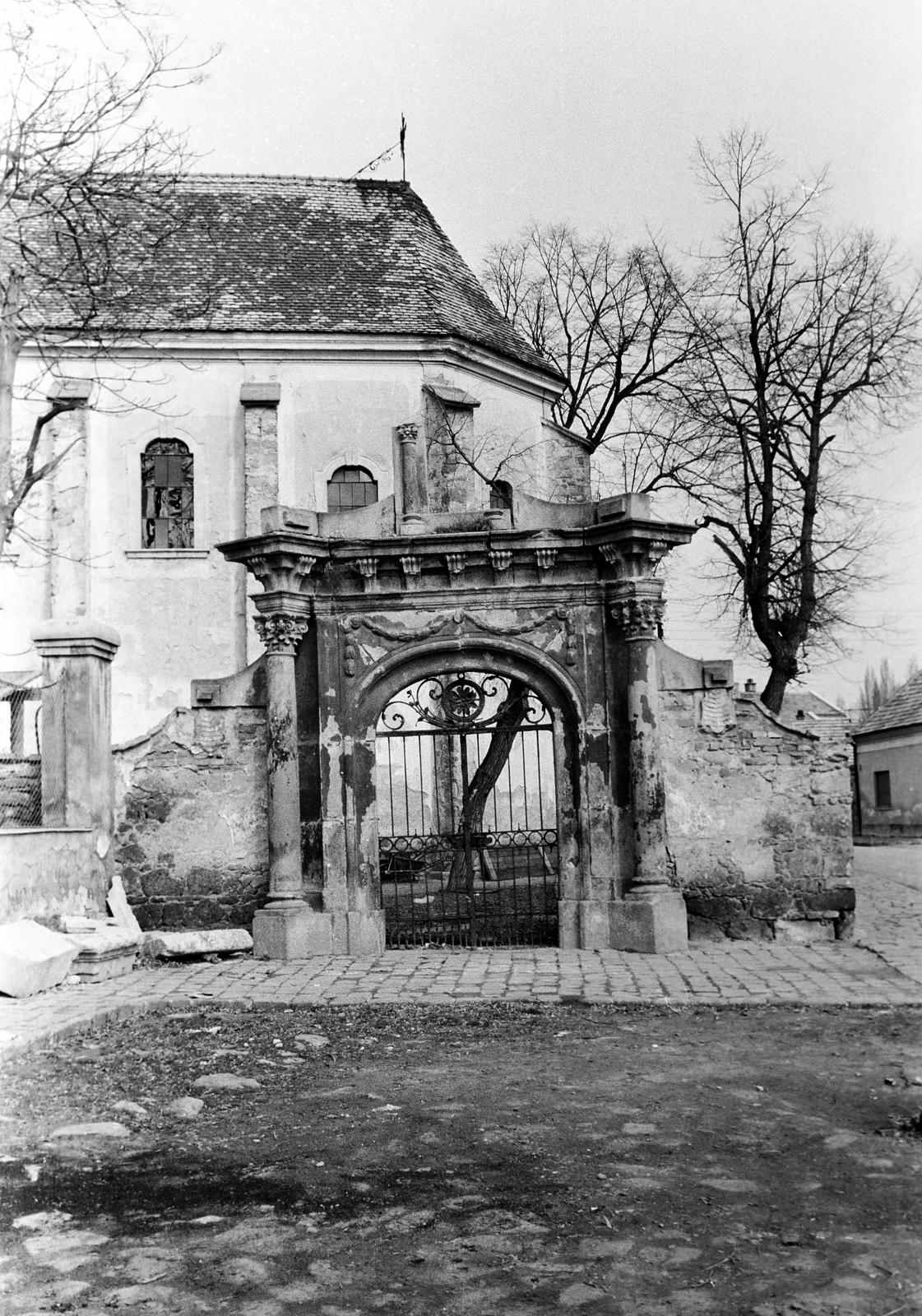 Magyarország, Szentendre, Bogdányi út (Vöröshadsereg utca), a Preobrazsenszka szerb templom és a kerítésfal copf stílusú díszkapuja. A kapu előtti területet később Vujicsics Tihamér térnek nevezték el., 1960, Gazda Anikó, Fortepan #307381