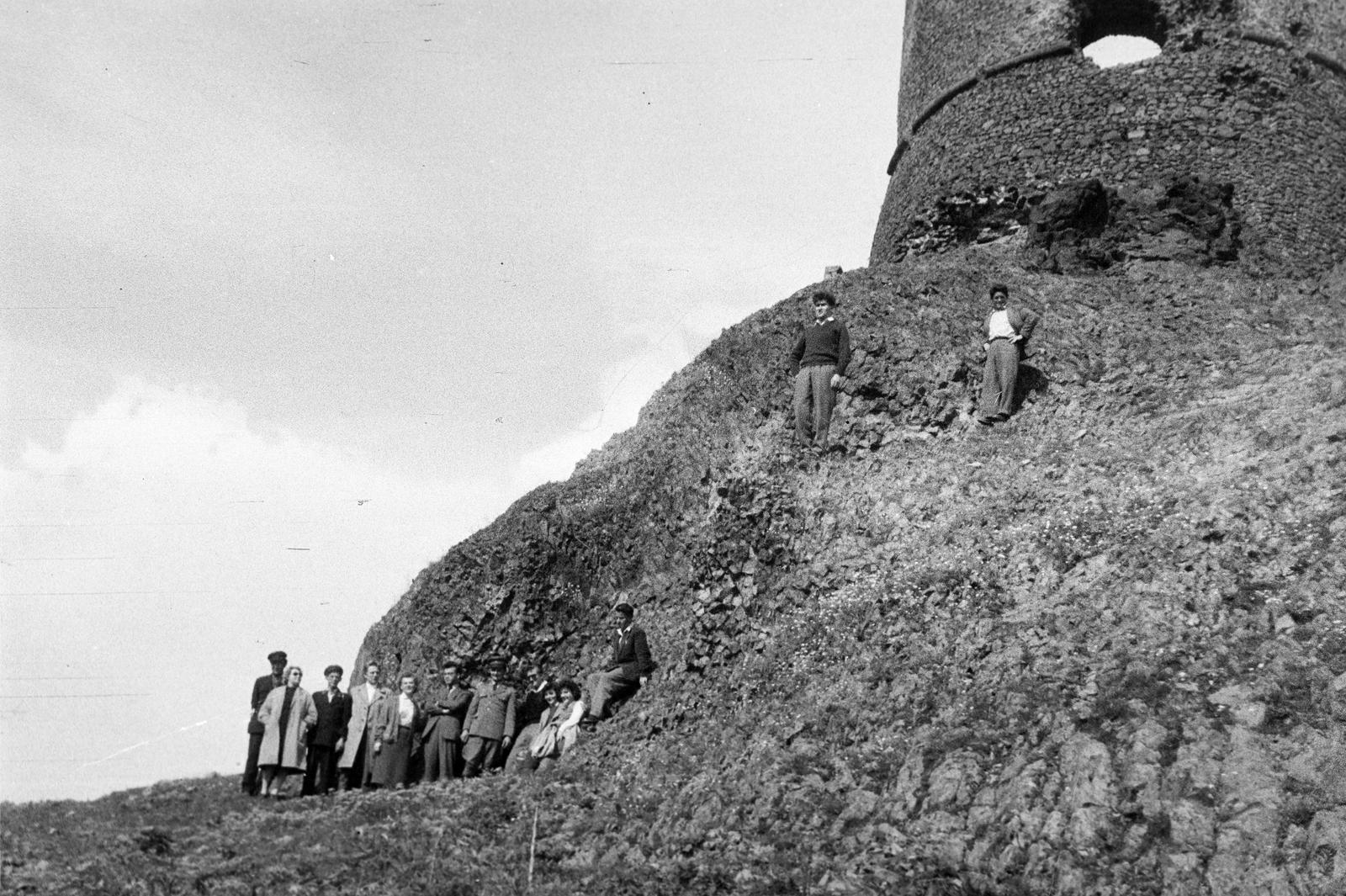 Slovakia, Šiatorská Bukovinka, Somoskő vára., 1957, Gazda Anikó, excursion, hillside, castle ruins, Fortepan #307382
