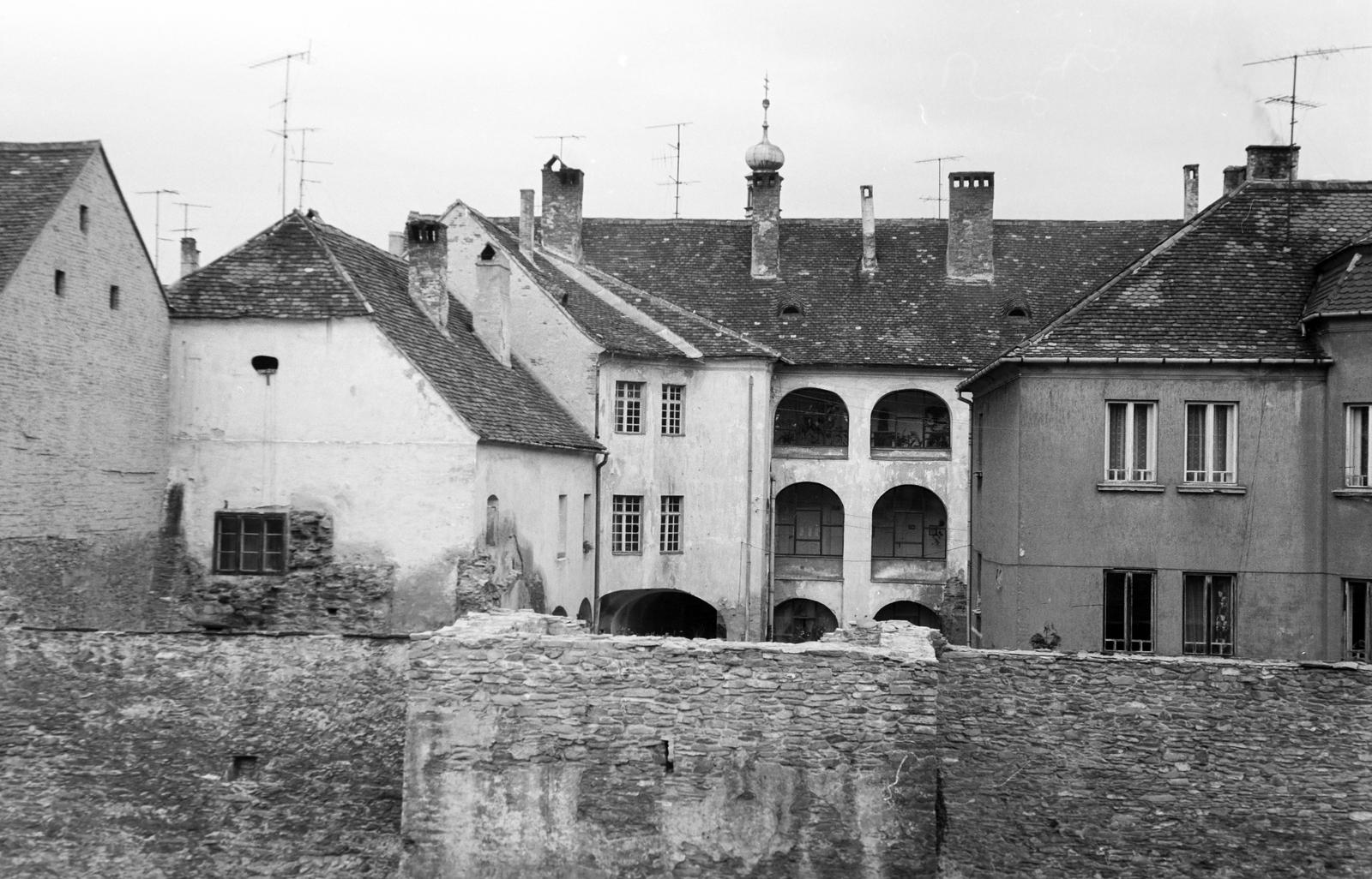 Hungary, Kőszeg, városfal a Várkör felől nézve, szemben az Állami Zeneiskola (ma Budaker Gusztáv Zeneiskola). A Chernel utca épületei mögött a Szent Imre-templom tornya., 1963, Gazda Anikó, Fortepan #307386