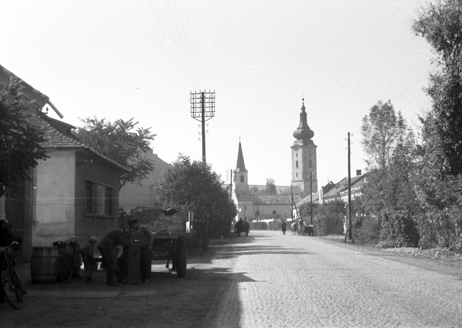 Magyarország, Derecske, Köztársaság út, balra a Páduai Szent Antal-templom, jobbra a református templom., 1963, Gazda Anikó, utcakép, templom, Fortepan #307396