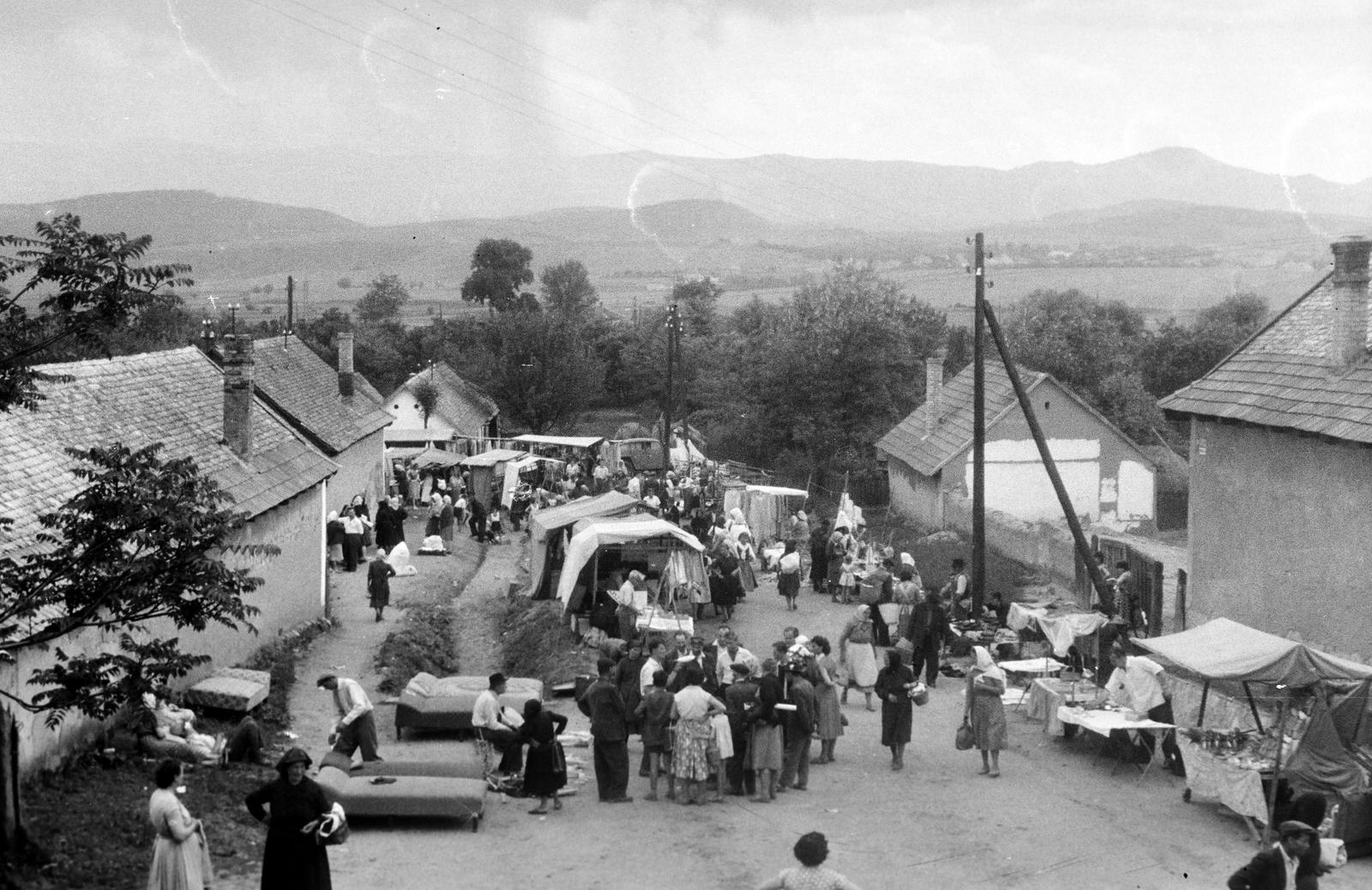 Magyarország, Bátonyterenye, Kisterenye, a Hunyadi úton., 1958, Gazda Anikó, bútor, sátor, piac, vásár, fekhely, Fortepan #307404