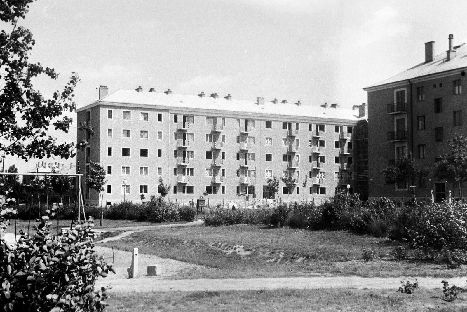 Magyarország, Dunaújváros, a felvétel a Gagarin közben készült, szemben a Kodály Zoltán utcai ház látható., 1958, Gazda Anikó, postaláda, lakótelep, Fortepan #307408